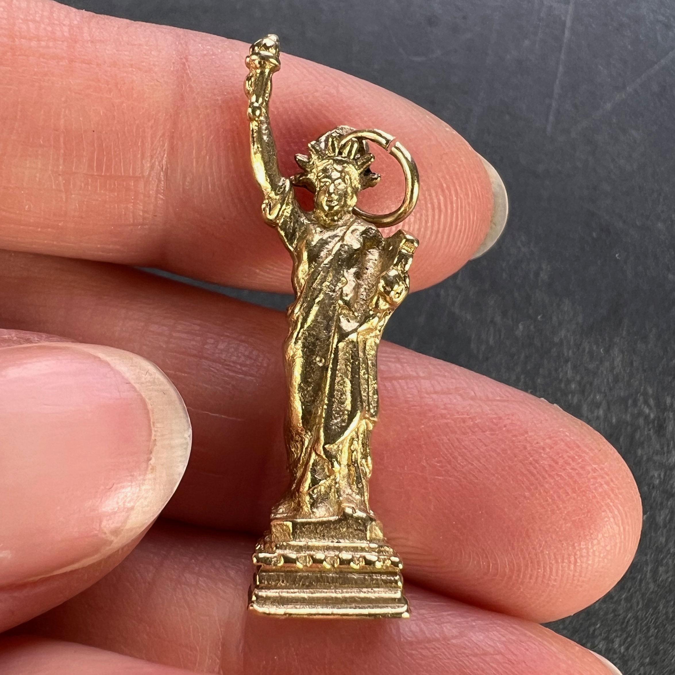 Statue of Liberty New York USA 14K Yellow Gold Charm Pendant For Sale 2