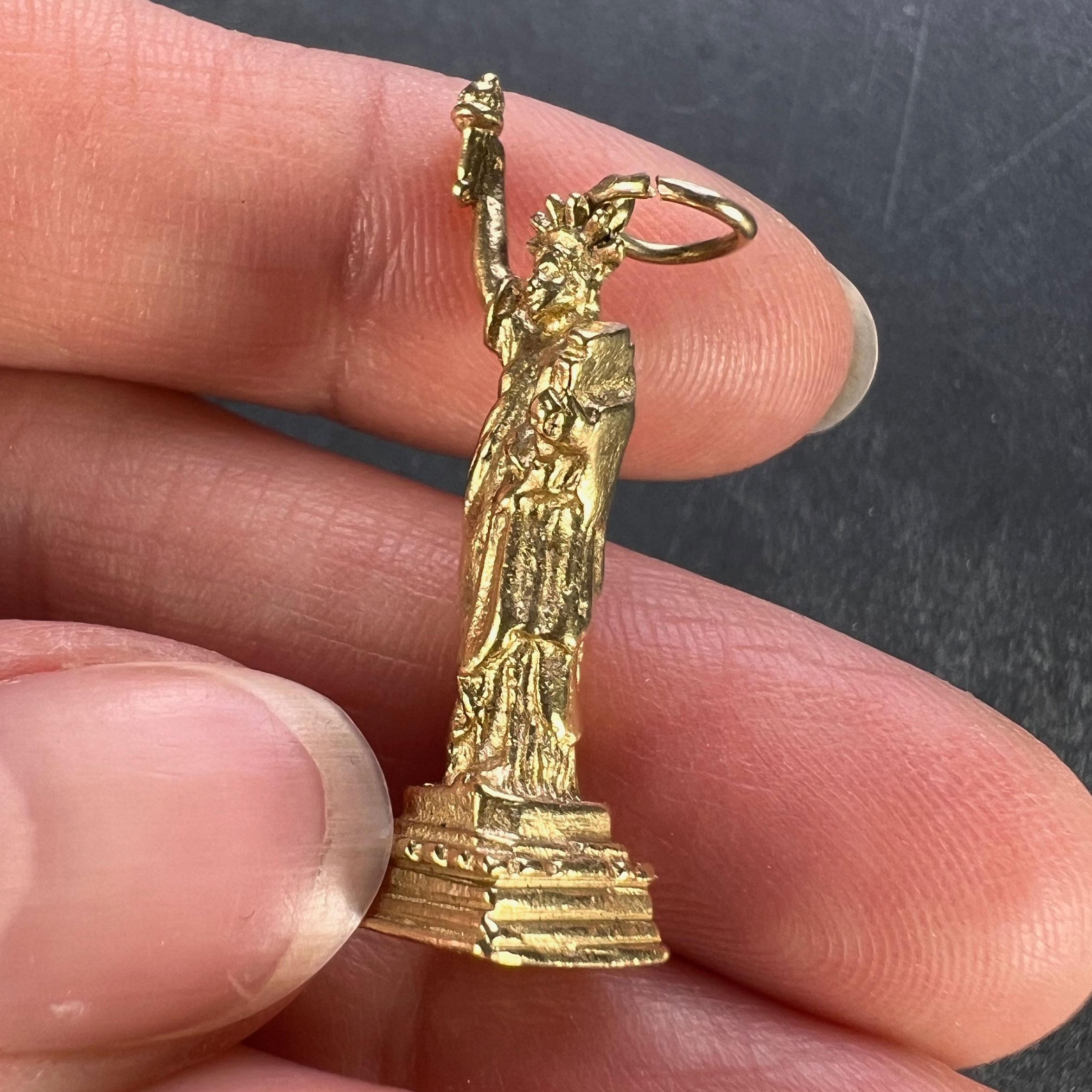 Statue of Liberty New York USA 14K Yellow Gold Charm Pendant For Sale 3