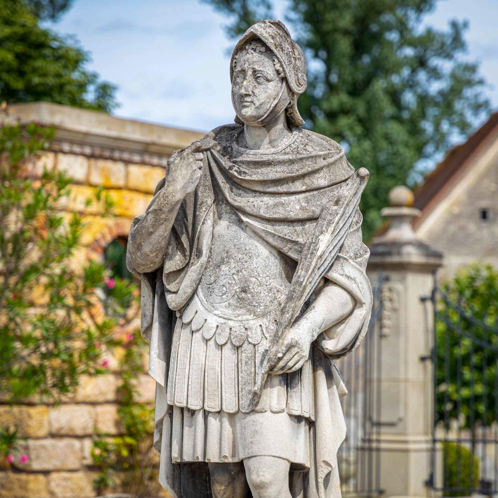 Lebensgroße Statue des Heiligen Florian, der einen Palmwedel in der Hand hält. Die Statue ist aus Pietra di Vicenza gefertigt und hat eine schöne natürliche Patina. 