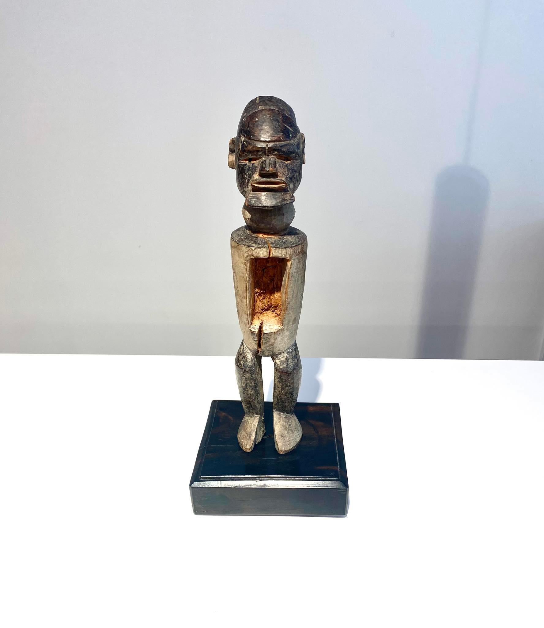 Rare and beautiful antique Teke powerful statue RD Congo in Cubist style (see pictures).
Situated DR Congo / Congo Brazzaville Malebo Pool area Central Africa
Height: 31cm
Early 20th century (around 1900- 1920).
Superb and rare exceptional piece of