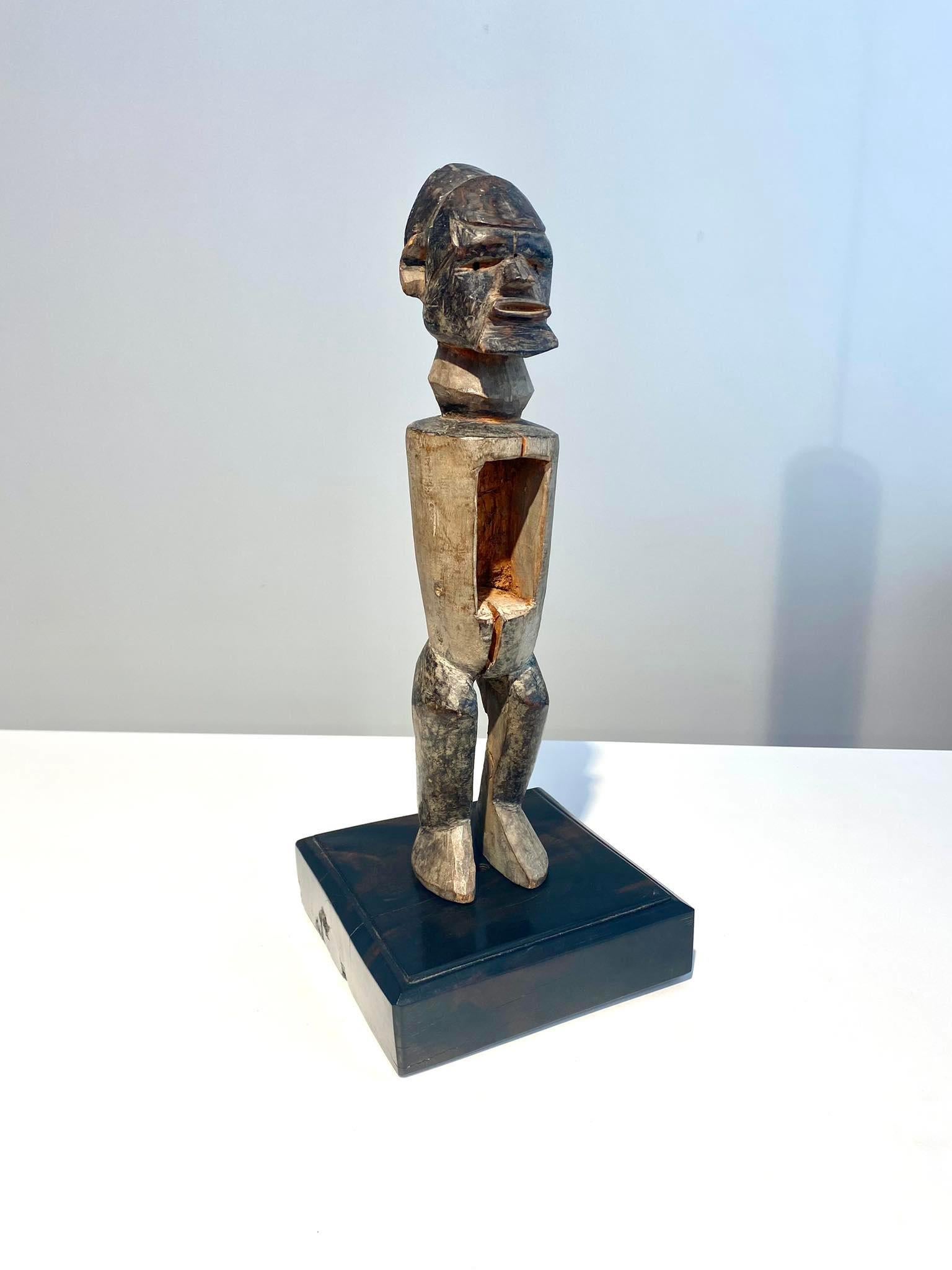 Statue des Teke-Stammes DR Kongo Afrikanische Kunst Anfang 20. Malebo Pool Brazzaville im Zustand „Gut“ im Angebot in Leuven, BE
