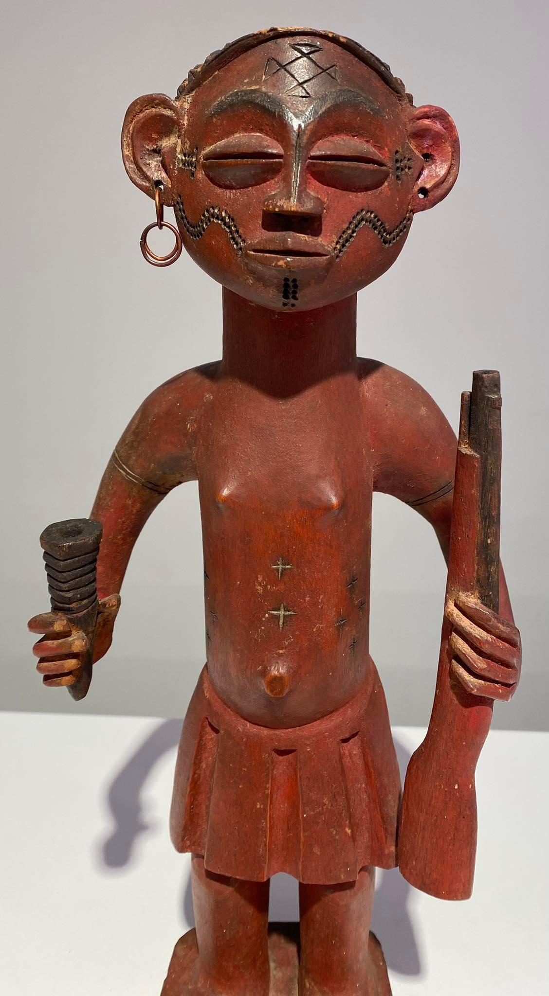 Alte und außergewöhnliche Statue des Tshokwe / Chokwe / Lwena Stammes - Dr. Kongo Afrikanische Kunst - frühes 20. Jahrhundert (ca. 1910-1930)
Fetisch Tshibinda (Ilunga) oder Yanga
Beschützer der Jäger / Territiore Tshikapa Kasai
Batshoko-Gruppe