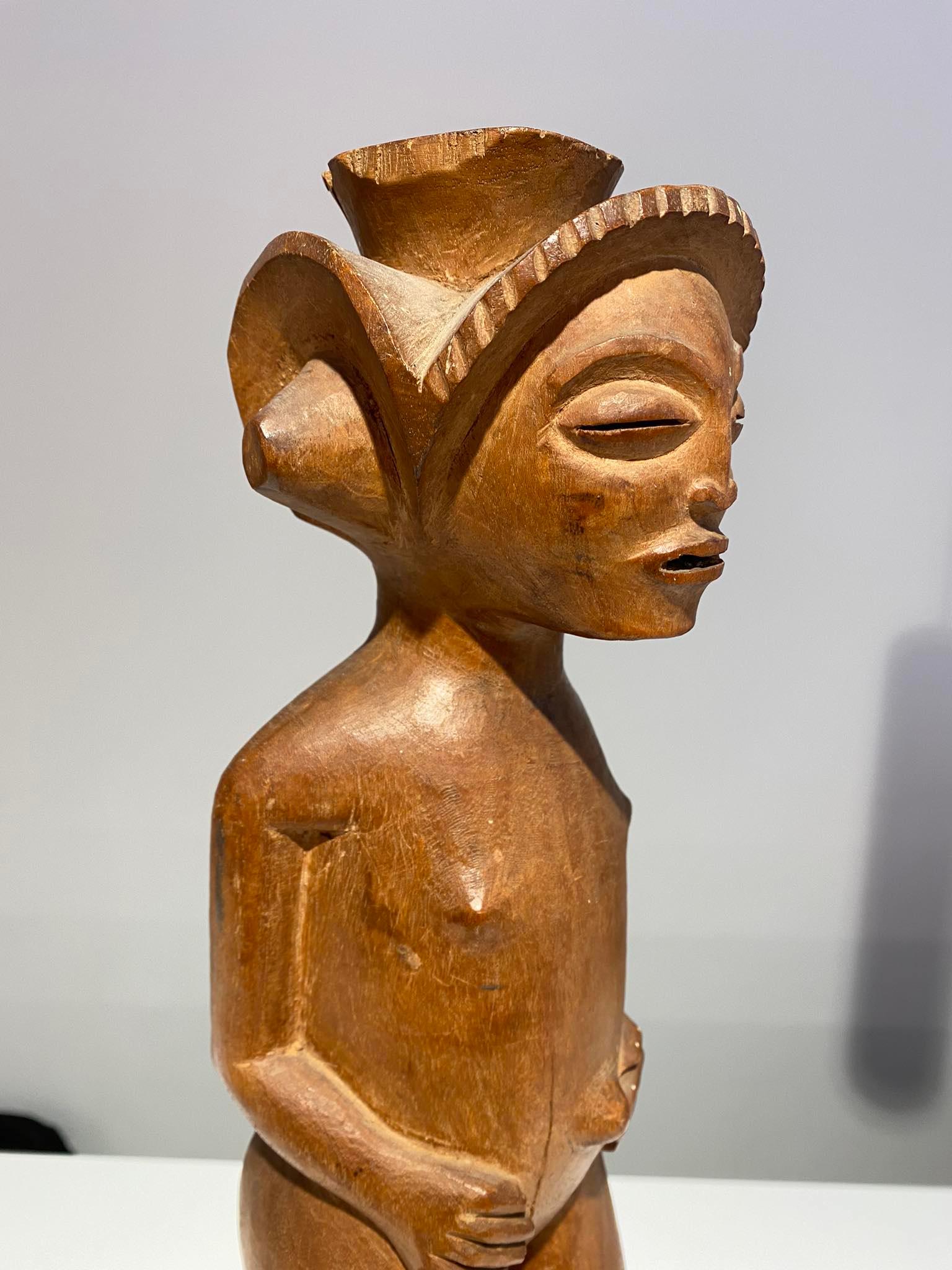 Statue des Tshokwe / Chokwe-Stammes - DR Kongo Afrikanische Kunst Angola - Anfang 20.  (Kongolesisch) im Angebot