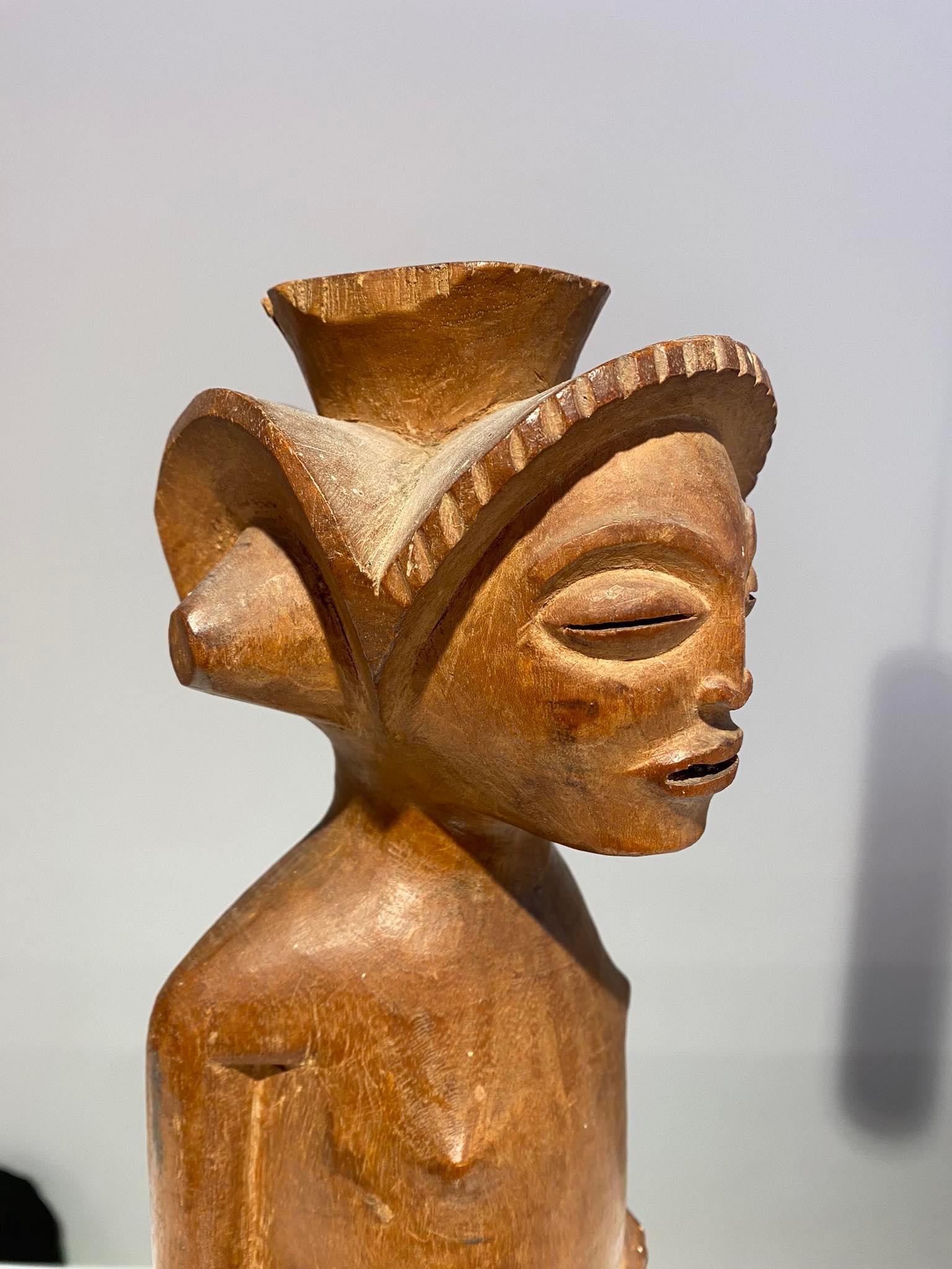 Statue des Tshokwe / Chokwe-Stammes - DR Kongo Afrikanische Kunst Angola - Anfang 20.  im Zustand „Gut“ im Angebot in Leuven, BE
