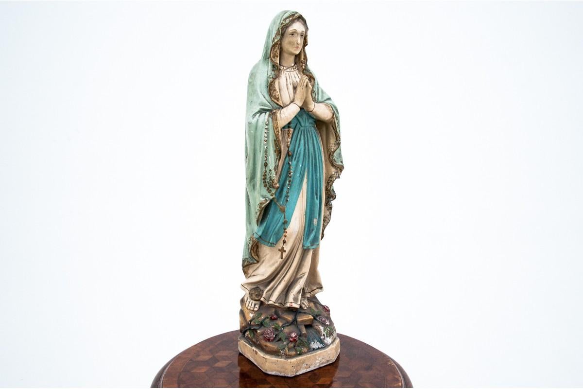 A plaster statue of the Virgin Mary.

Dimensions: height 67 cm / width 18 cm / depth 17 cm.