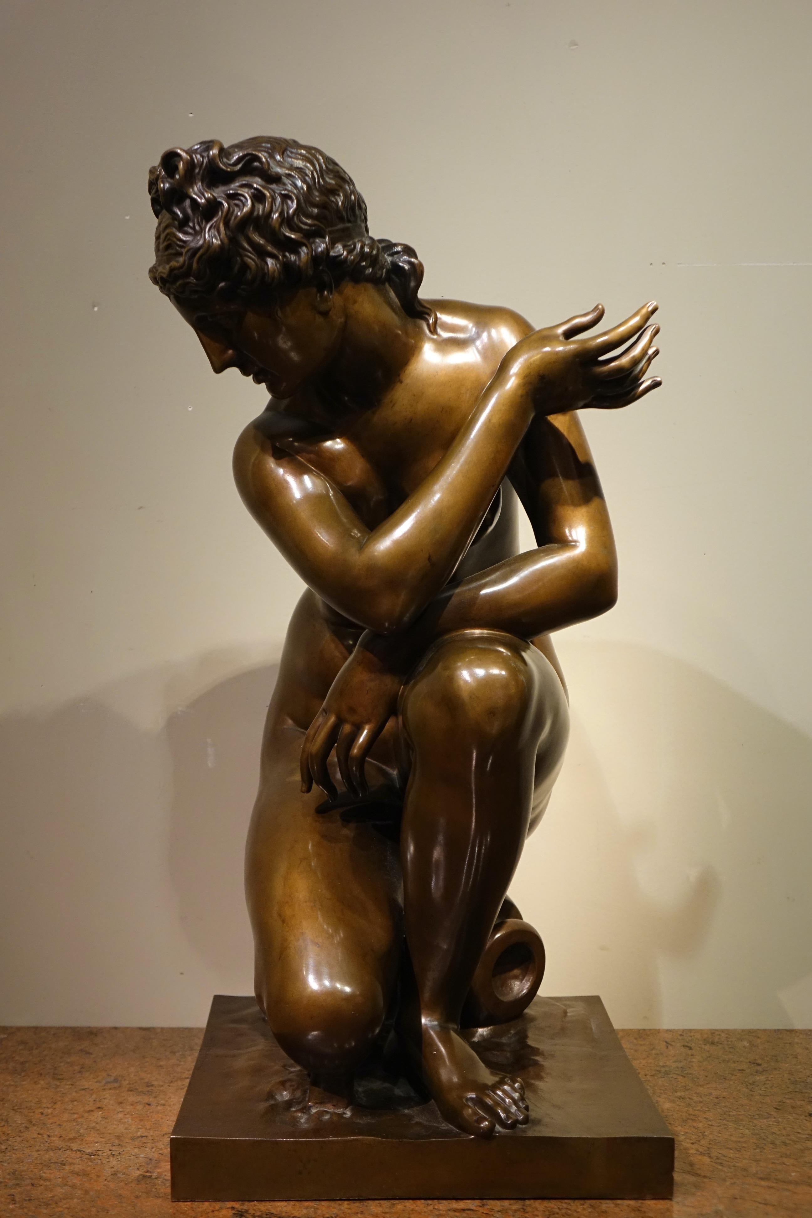 Large bronze (height: 0.63m), with medal patina, representing Aphrodite, goddess of Love, crouching. 
An exaltation of the taste for movement and torsion, this work is a revival of the theme of the nude Venus , or Aphrodite , known since Antiquity.
