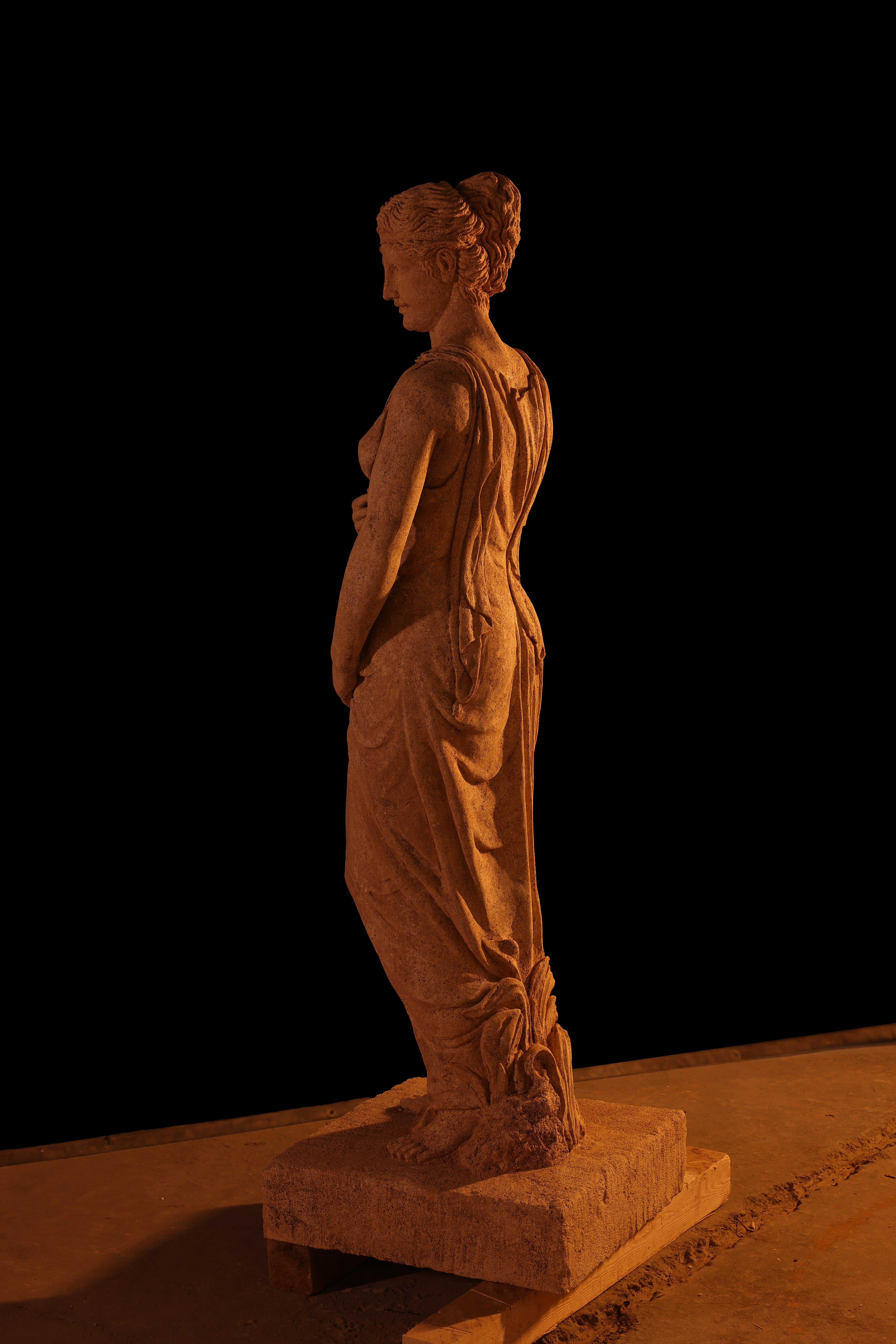 Estatua escultura tamaño natural antigua antigua romana griega tallada en piedra recuperada decoración Rústico en venta