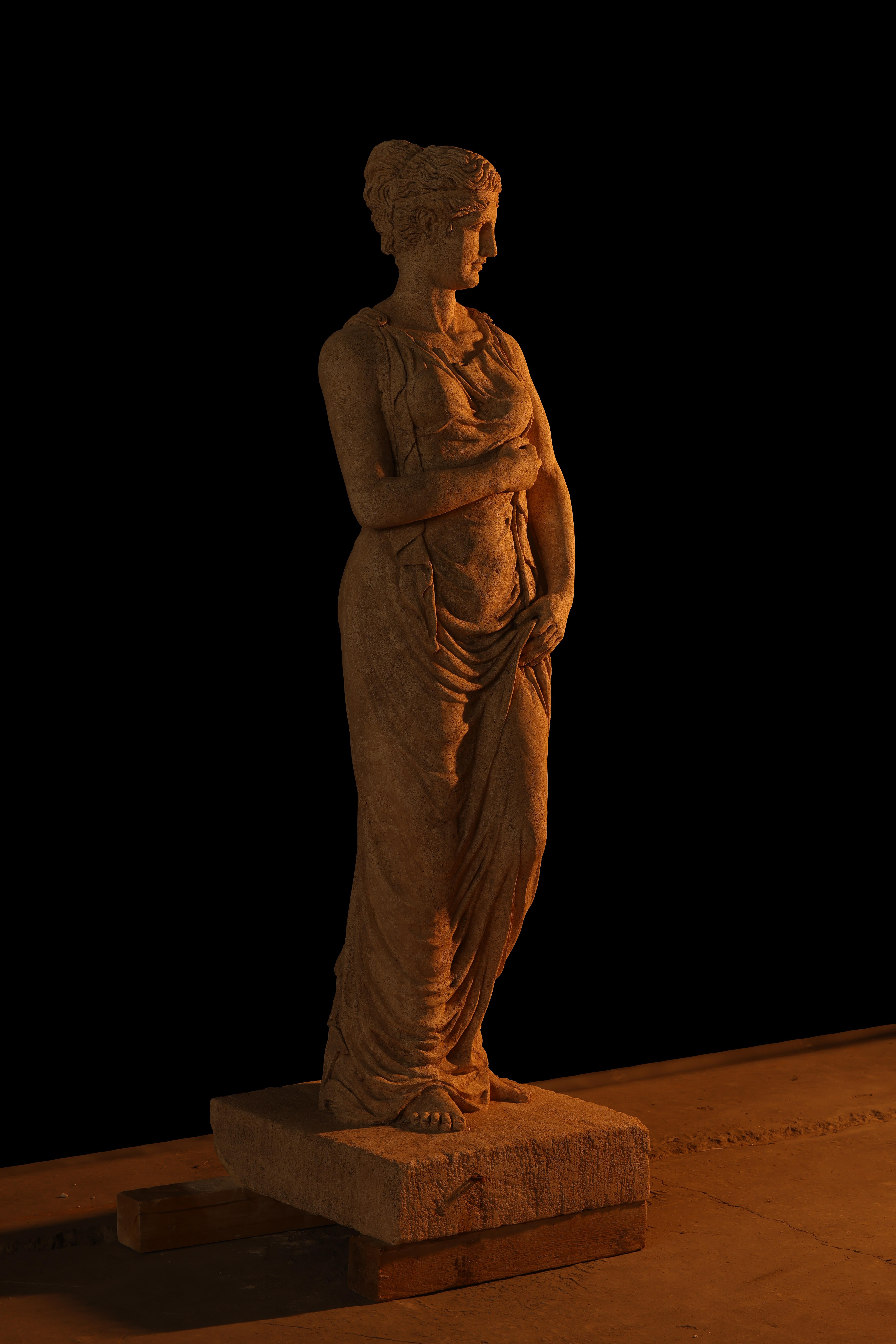 Estatua escultura tamaño natural antigua antigua romana griega tallada en piedra recuperada decoración siglo XVIII en venta