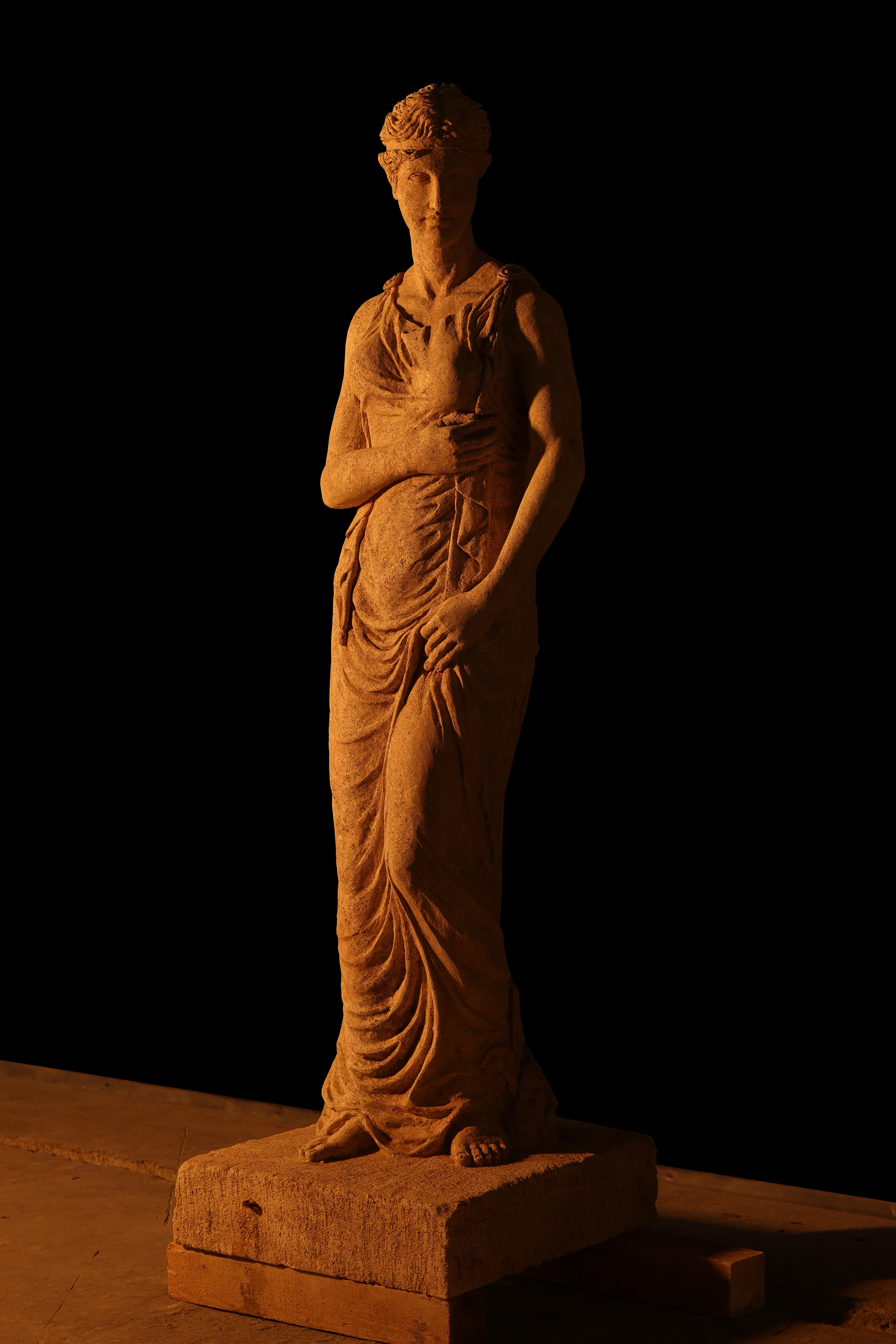 Estatua escultura tamaño natural antigua antigua romana griega tallada en piedra recuperada decoración Caliza en venta