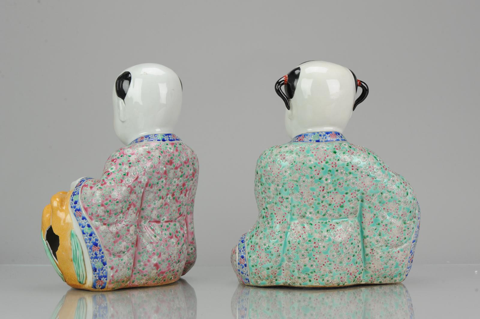 Statues chinoises 1940/50 Twins He-He Marquées sur socle Porcelaine chinoise Proc/Minguo Excellent état - En vente à Amsterdam, Noord Holland
