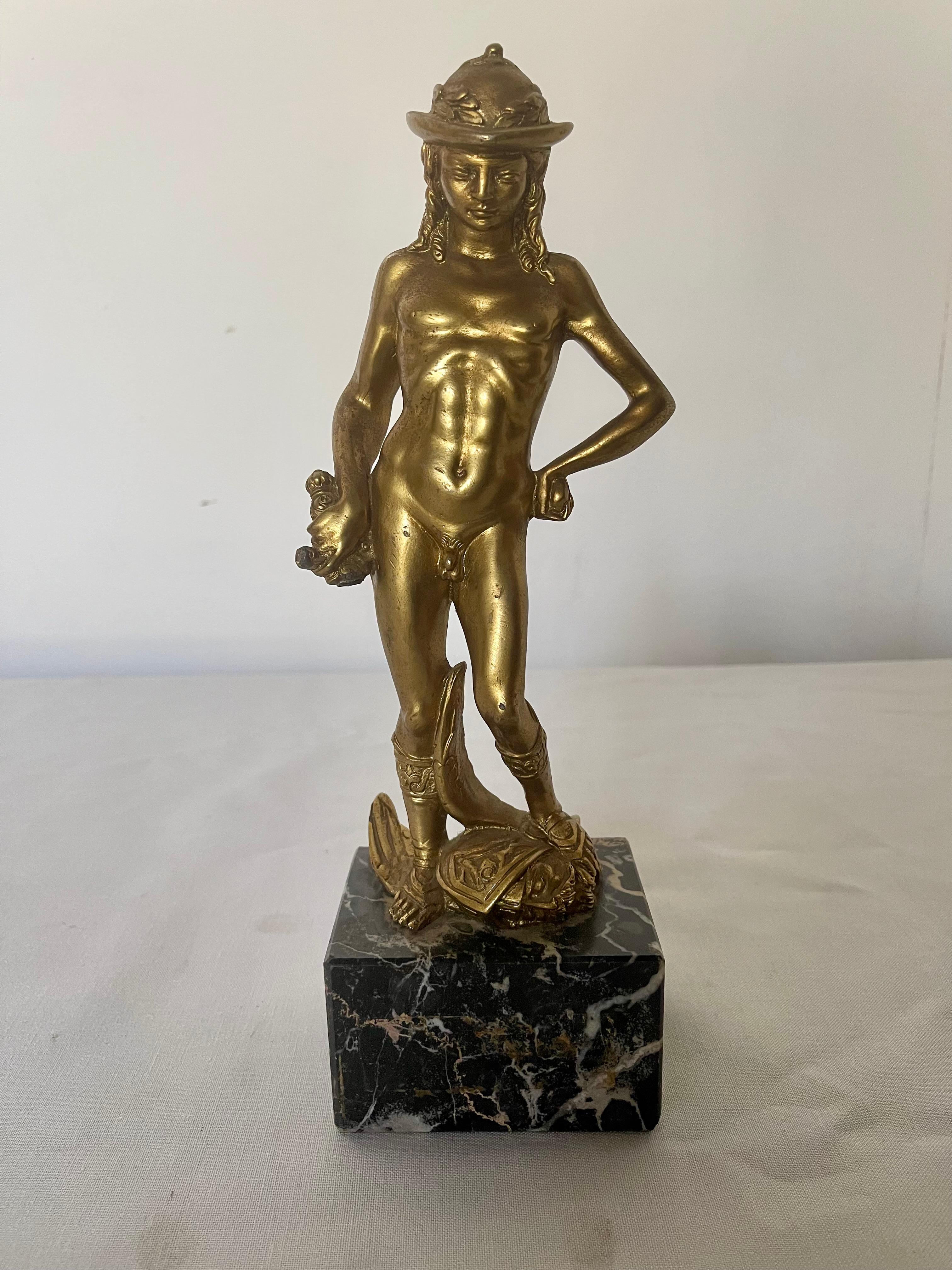 Statuetta in bronzo dorato 