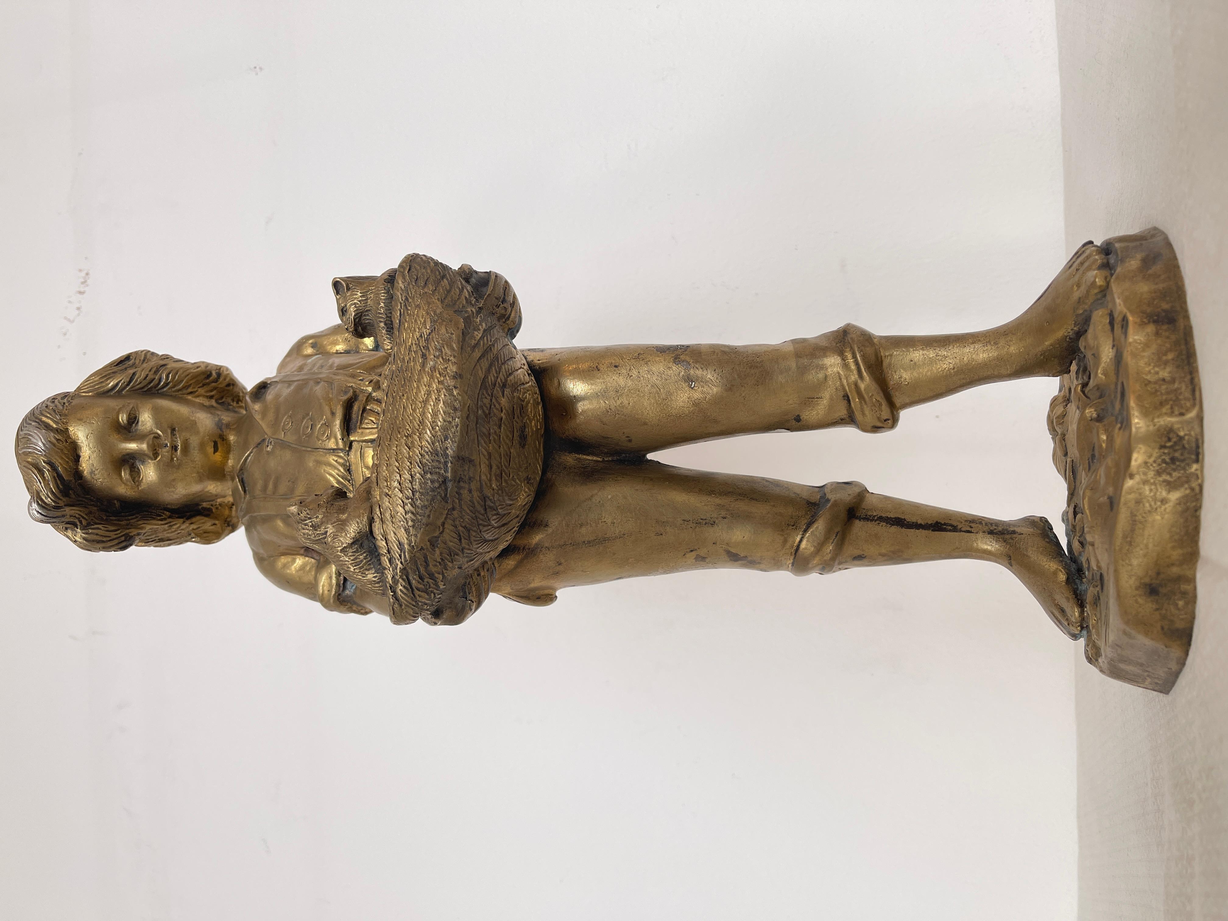 Italian Statuette en bronze représentant un enfant avec des chiots 19e siècle en vente