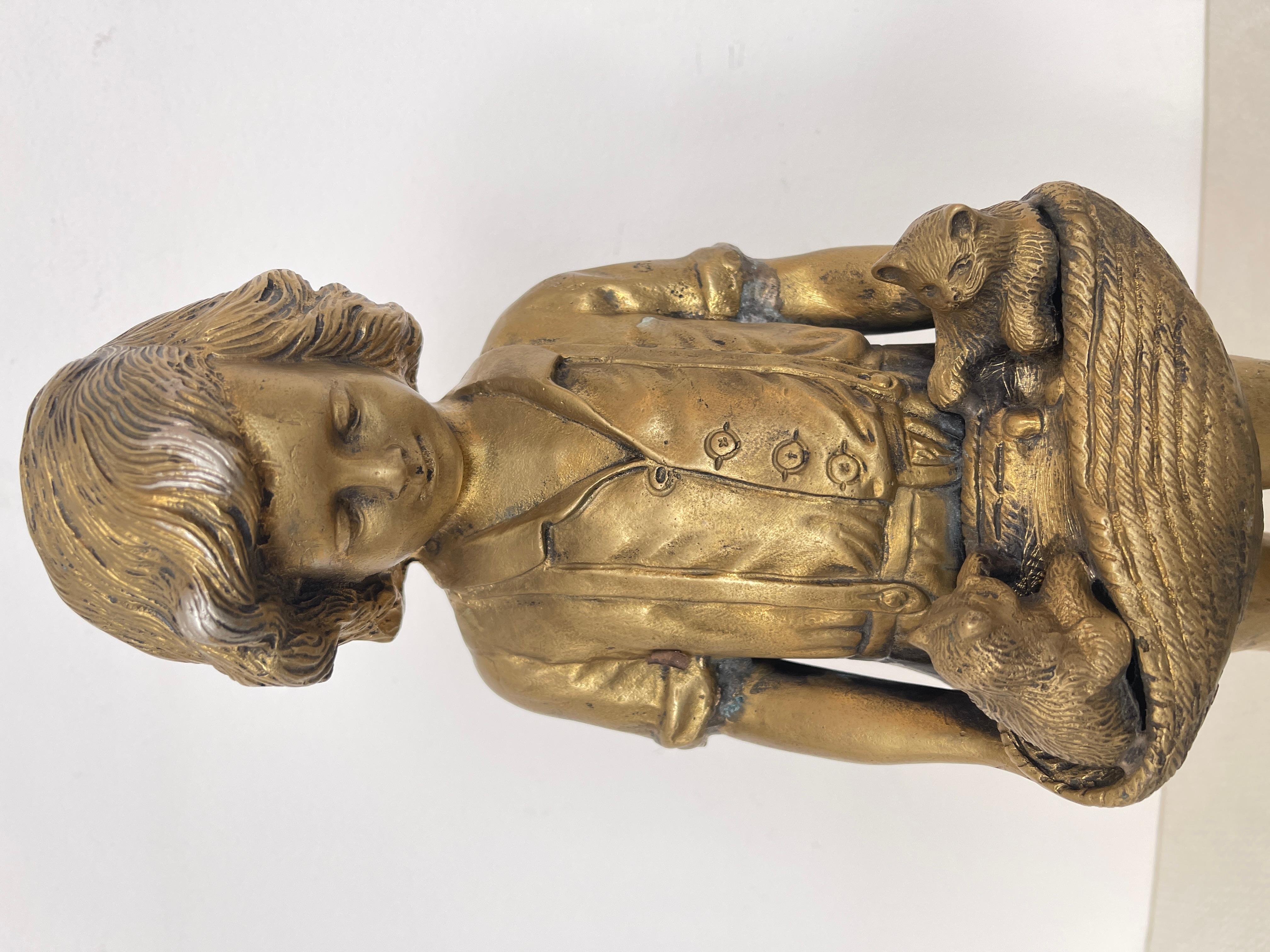 Autre Statuette en bronze représentant un enfant avec des chiots 19e siècle en vente