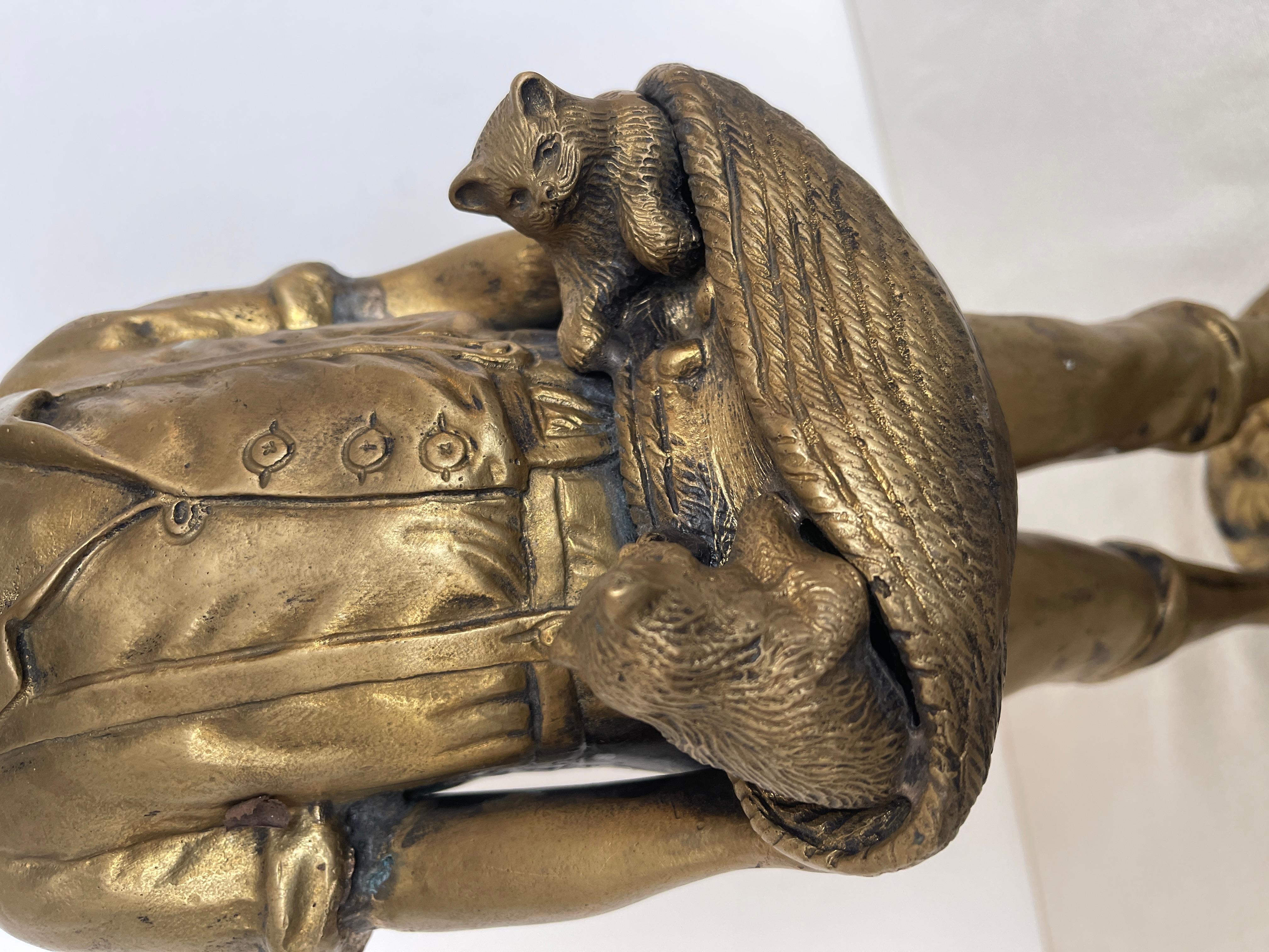 19th Century Statuette en bronze représentant un enfant avec des chiots 19e siècle en vente