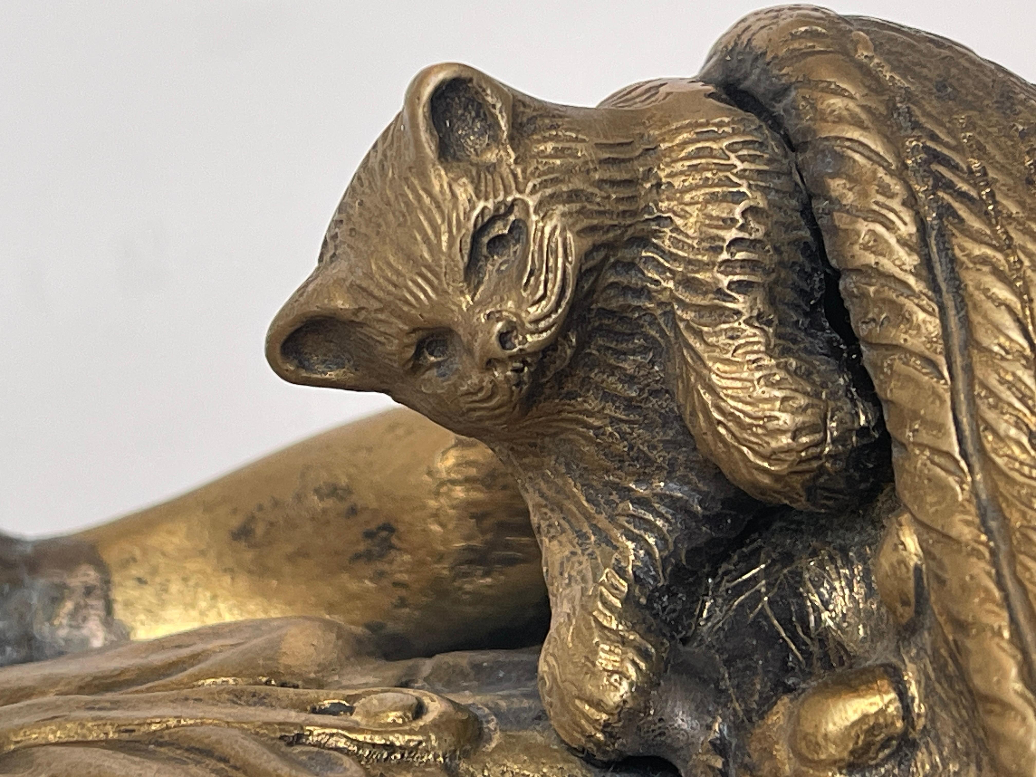 Bronze Statuette en bronze représentant un enfant avec des chiots 19e siècle en vente