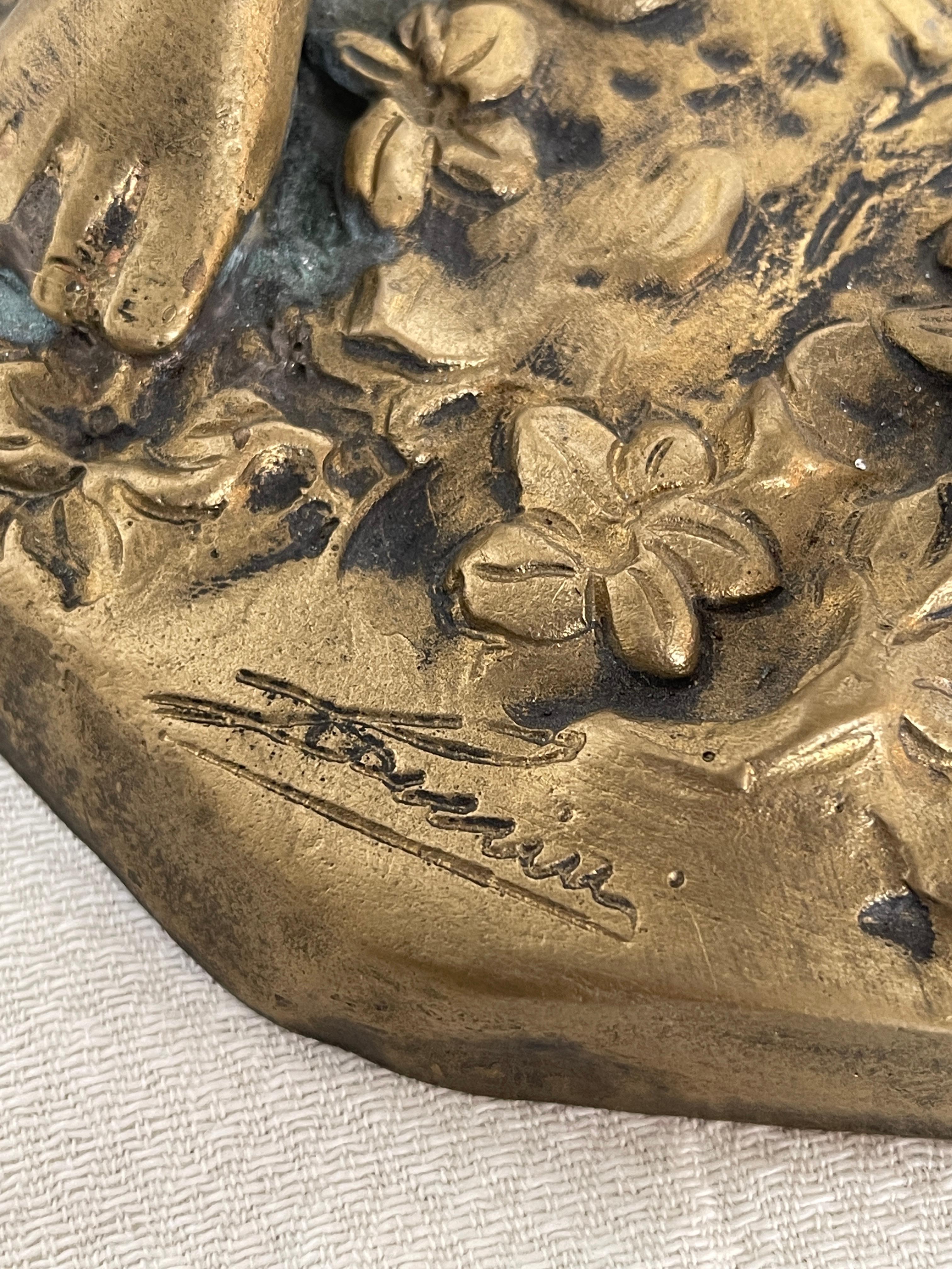 Statuette en bronze représentant un enfant avec des chiots 19e siècle en vente 1