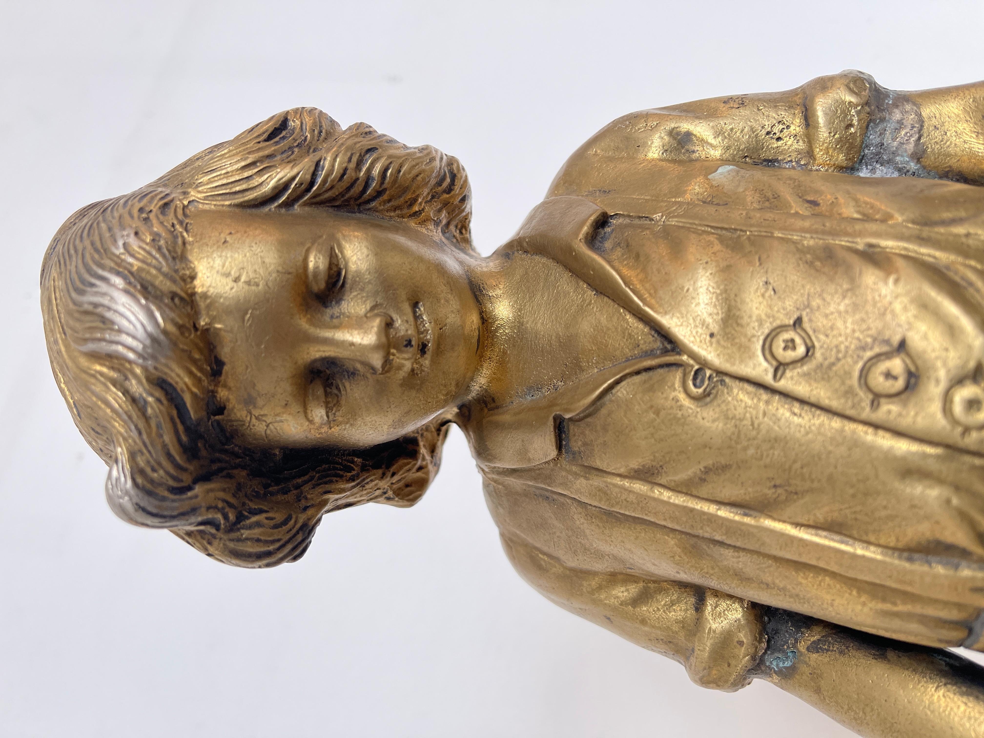 Statuette en bronze représentant un enfant avec des chiots 19e siècle en vente 2