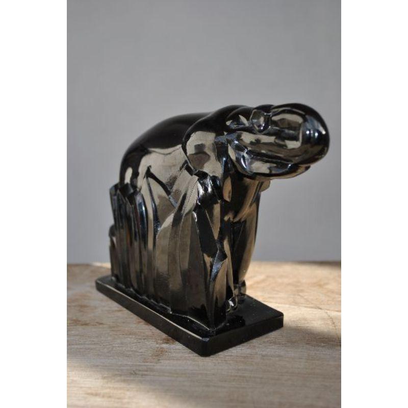 Statuette d'éléphant en verre noir par Chevalier pour Baccarat en corne levée, hauteur 14 cm.

Informations complémentaires :
Matériau : Verre et cristal
Artiste : Baccarat.