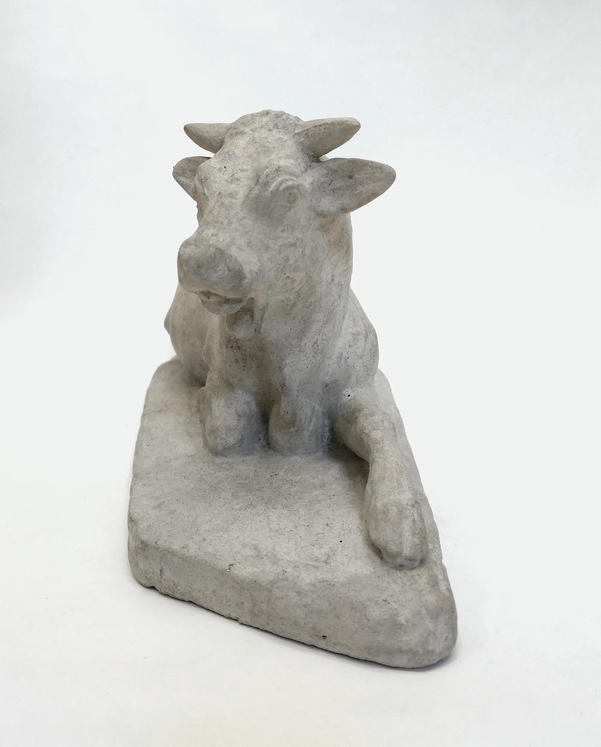 Statuette of a reclining cow, studio plaster cast France, circa 1880 In Good Condition For Sale In Paris, FR