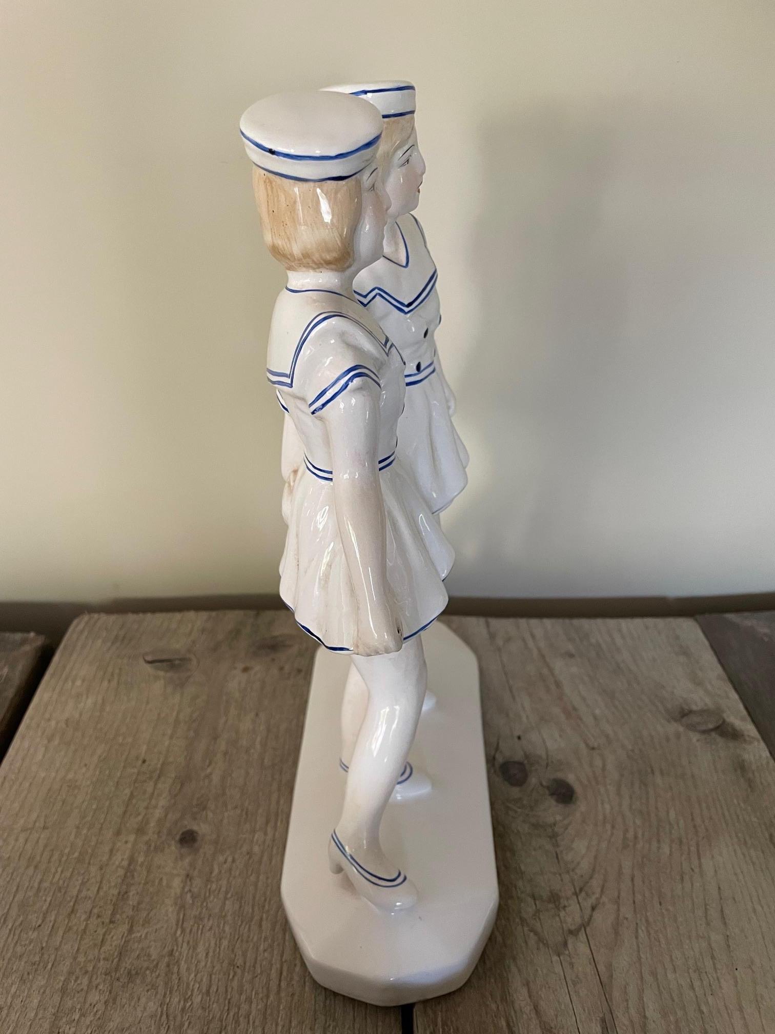Statuetta in terracotta in stile Art Nouveau di un marinaio, alta 30 cm.