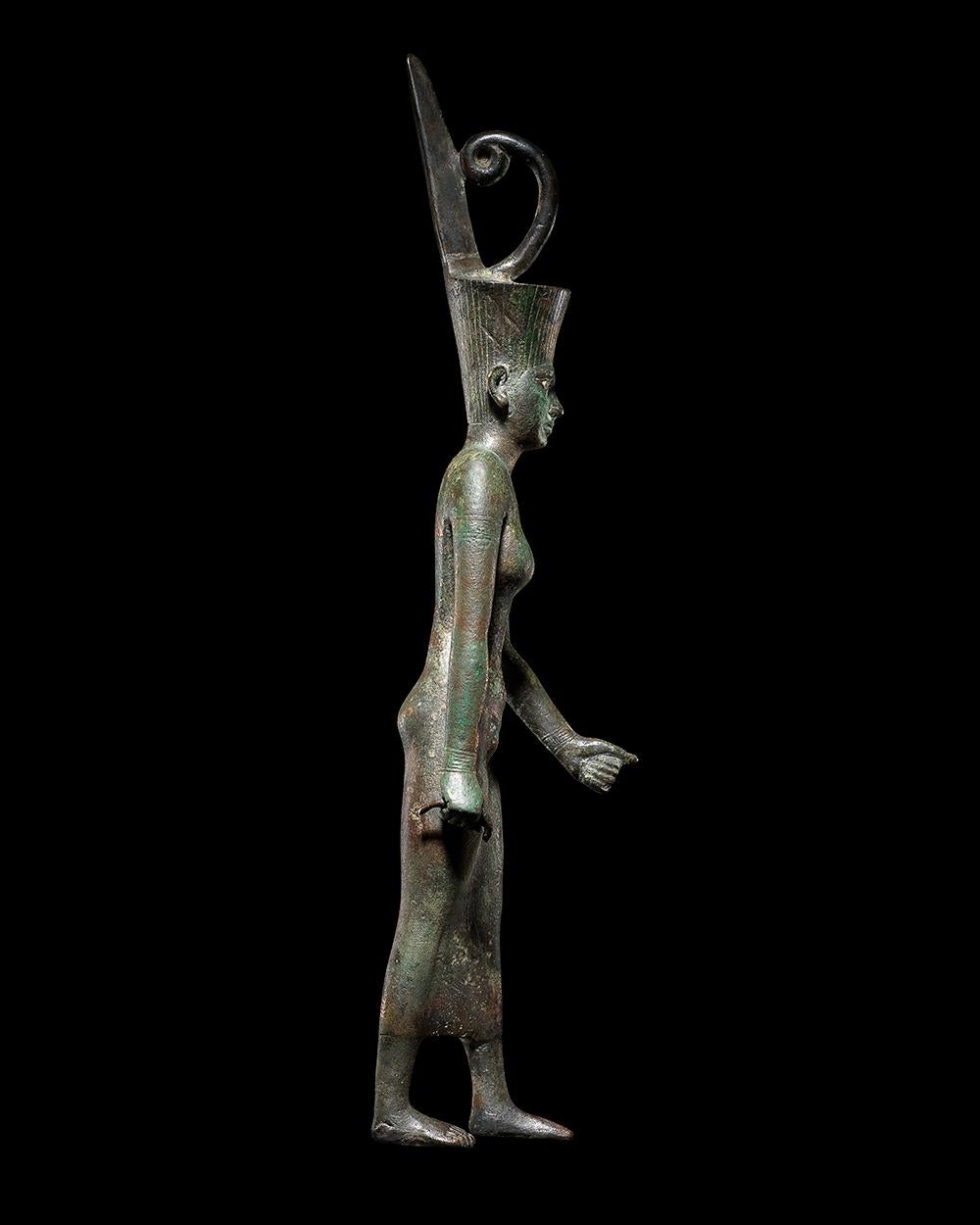 Égyptien Statuette de la déesse Neith en vente