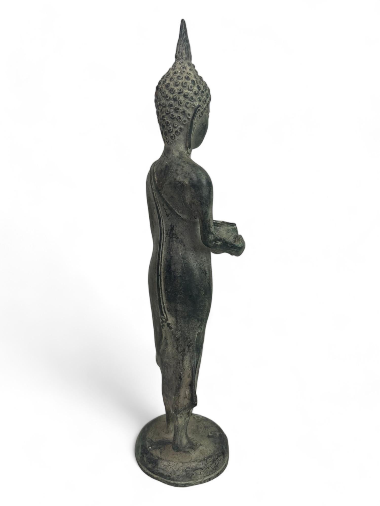 Statuette de Bouddha marchant en bronze, style Sukhotaï, Thaïlande 19e en vente 4