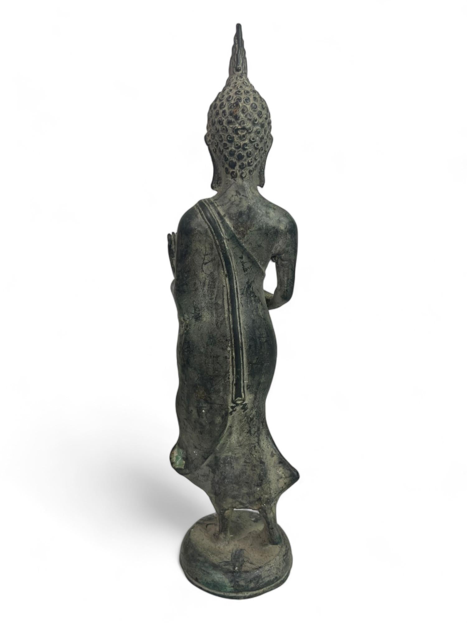 Statuette de Bouddha marchant en bronze, style Sukhotaï, Thaïlande 19e en vente 5