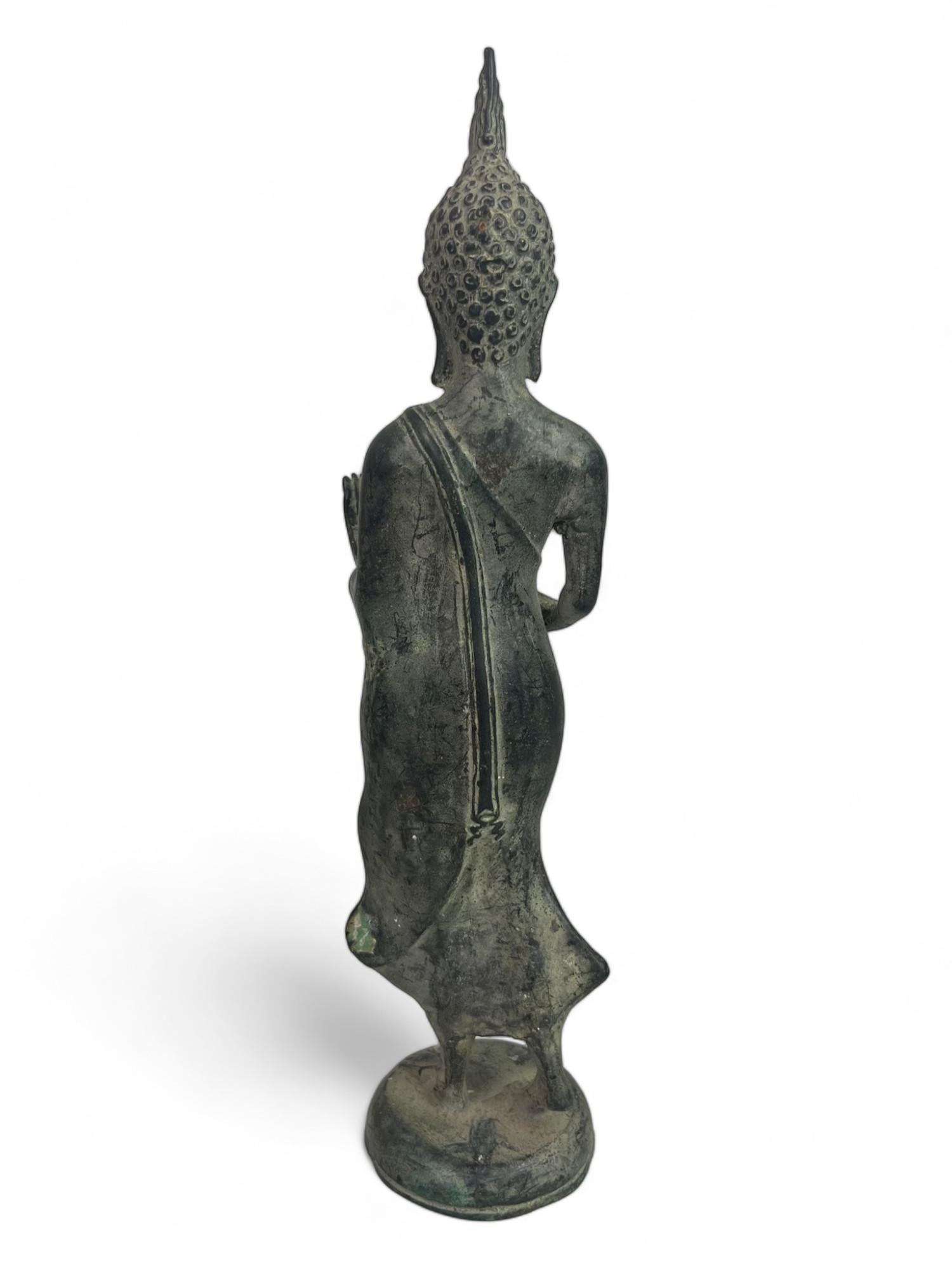 Statuette de Bouddha marchant en bronze, style Sukhotaï, Thaïlande 19e en vente 6