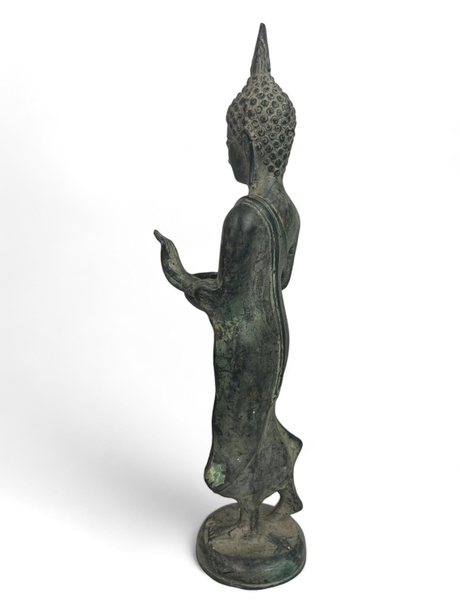 Statuette de Bouddha marchant en bronze, style Sukhotaï, Thaïlande 19e en vente 7