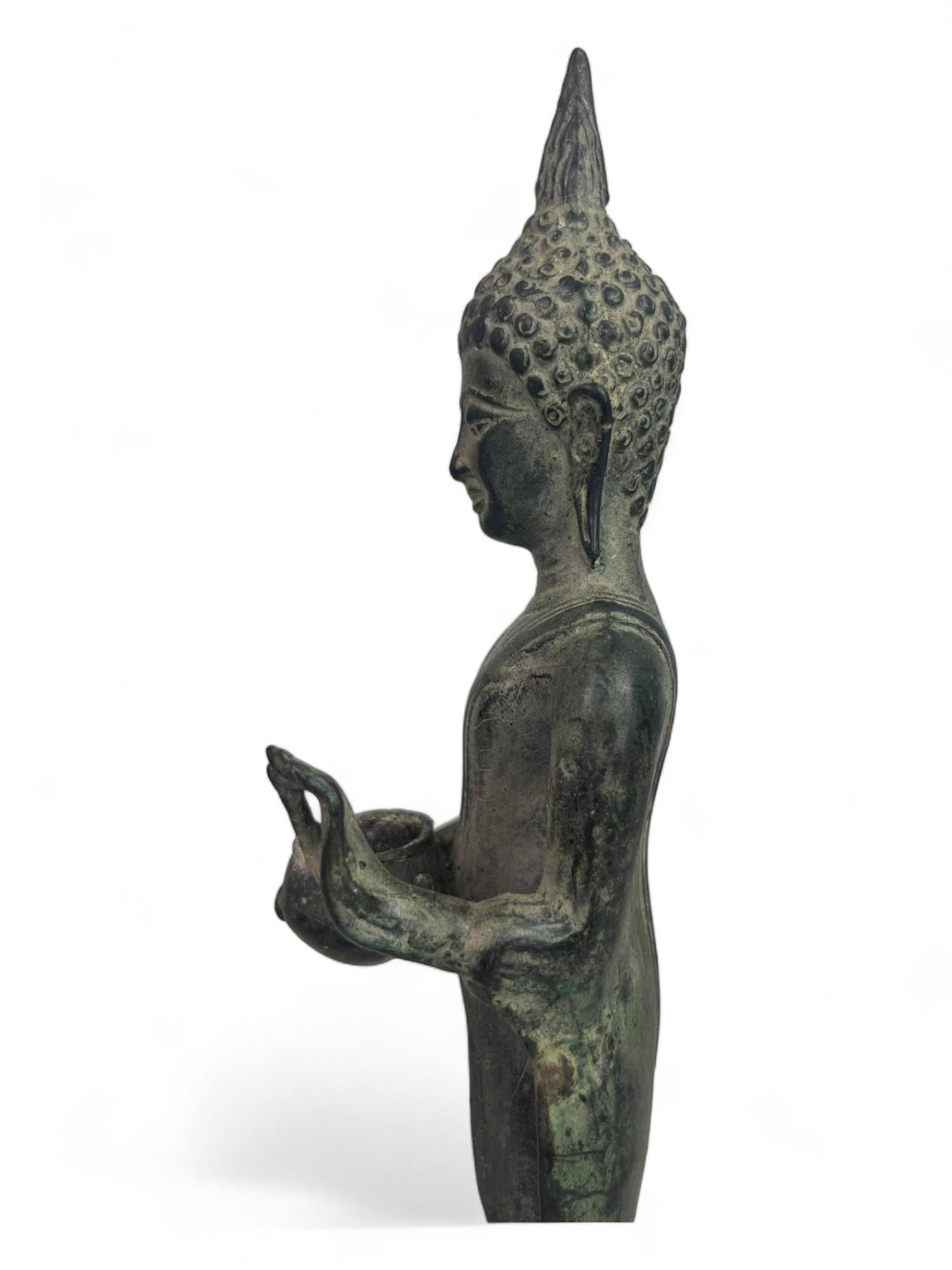 Statuette de Bouddha marchant en bronze, style Sukhotaï, Thaïlande 19e en vente 8