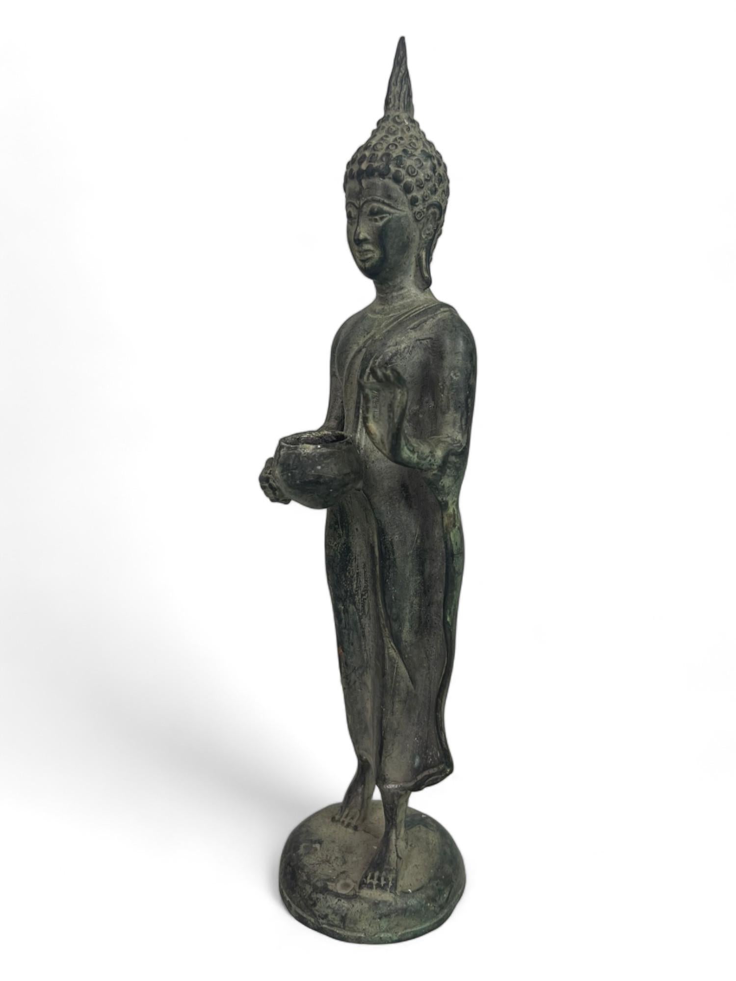 Statuette de Bouddha marchant en bronze, style Sukhotaï, Thaïlande 19e en vente 9