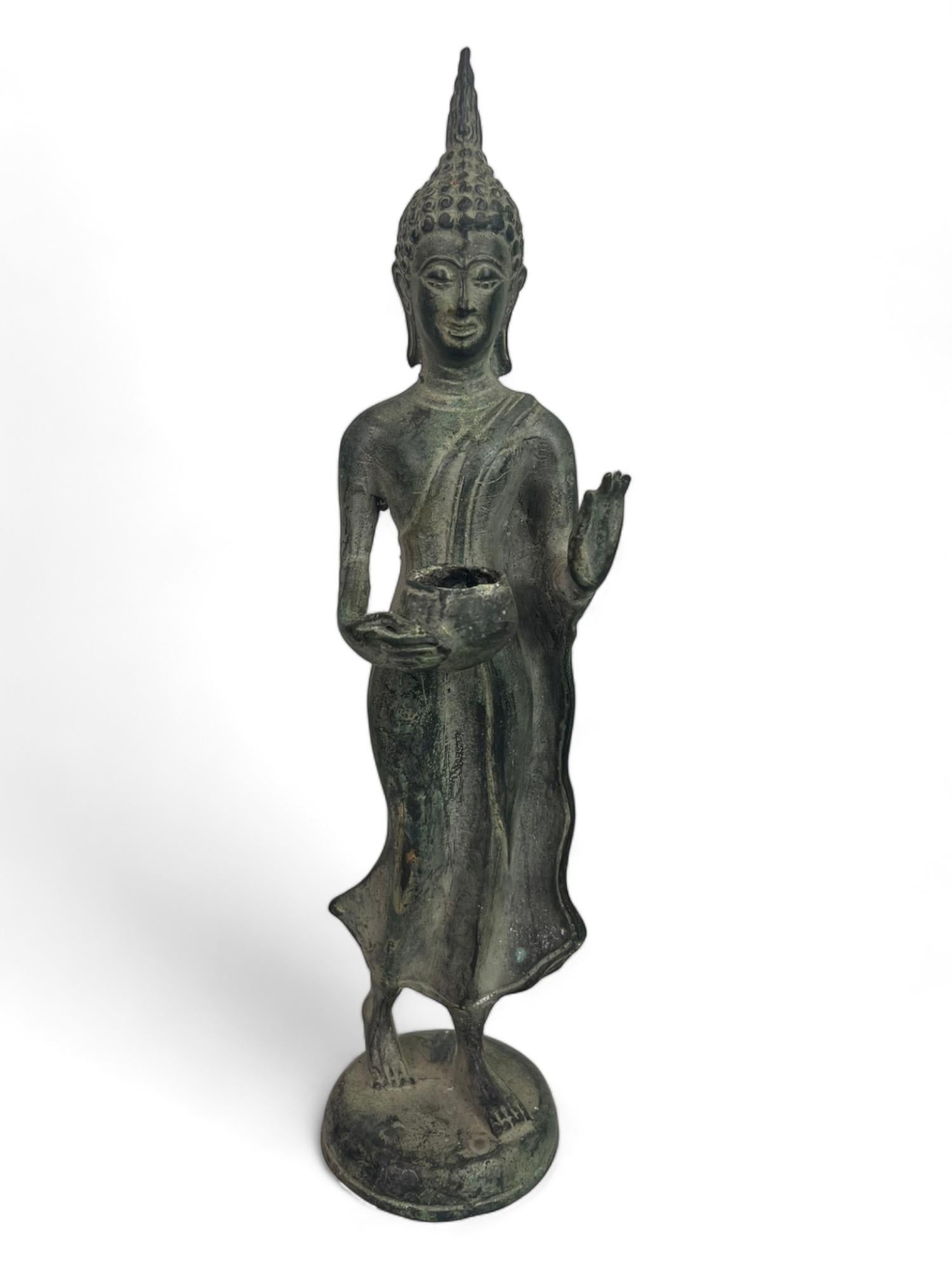 Statuette de Bouddha marchant en bronze, style Sukhotaï, Thaïlande 19e en vente 10