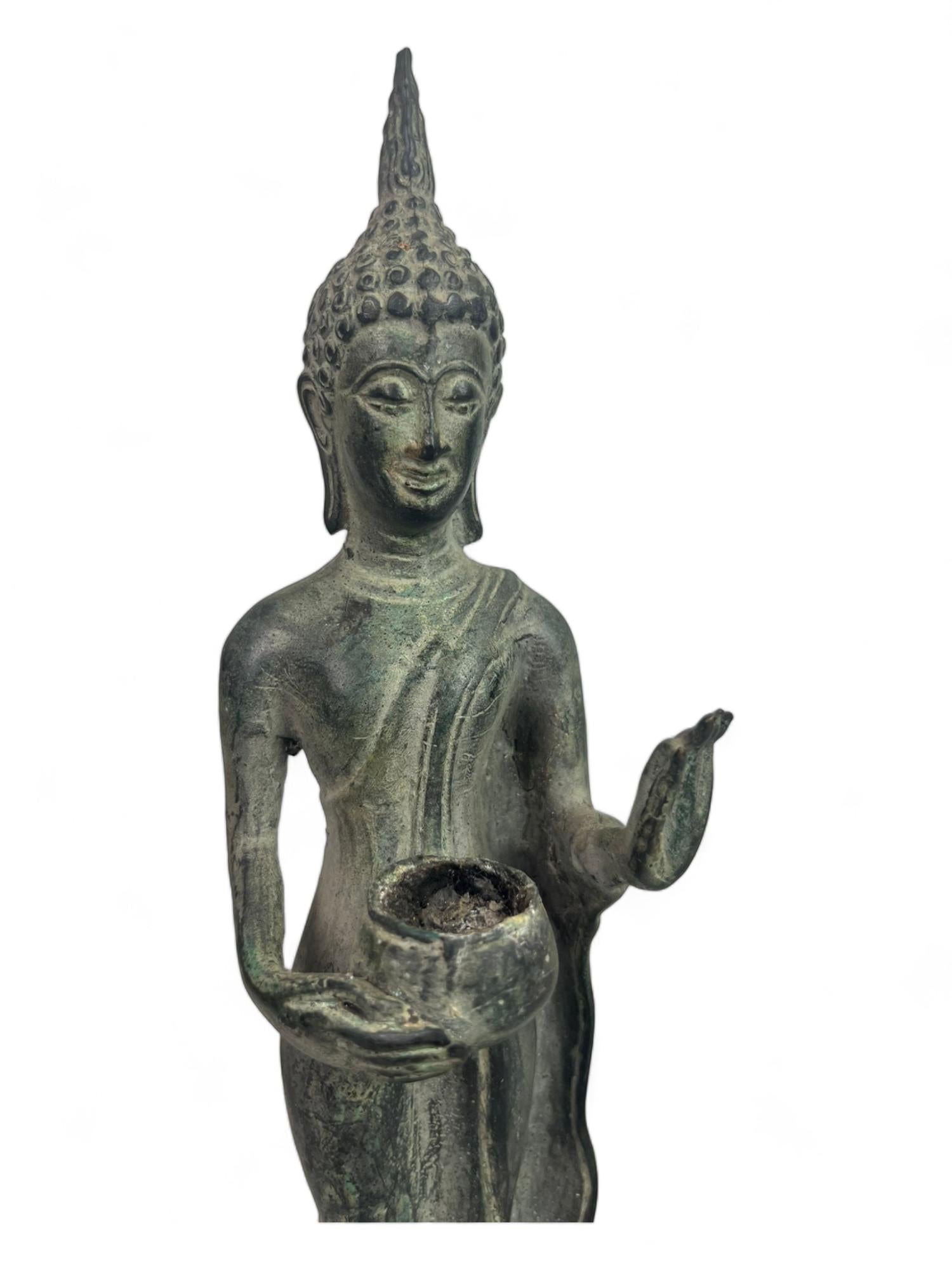 Statuette de Bouddha marchant en bronze, style Sukhotaï, Thaïlande 19e Bon état - En vente à Beuzevillette, FR