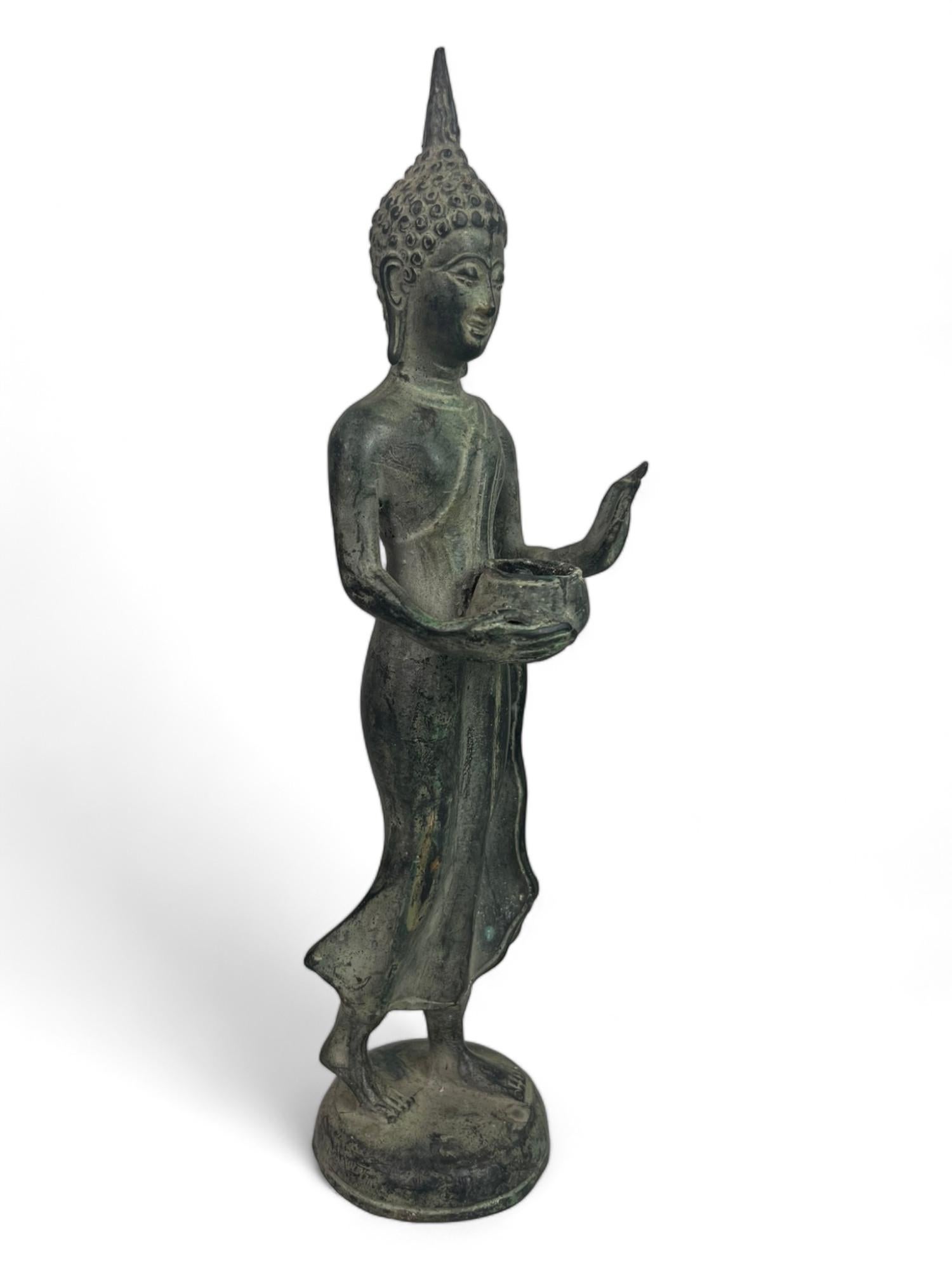 XIXe siècle Statuette de Bouddha marchant en bronze, style Sukhotaï, Thaïlande 19e en vente