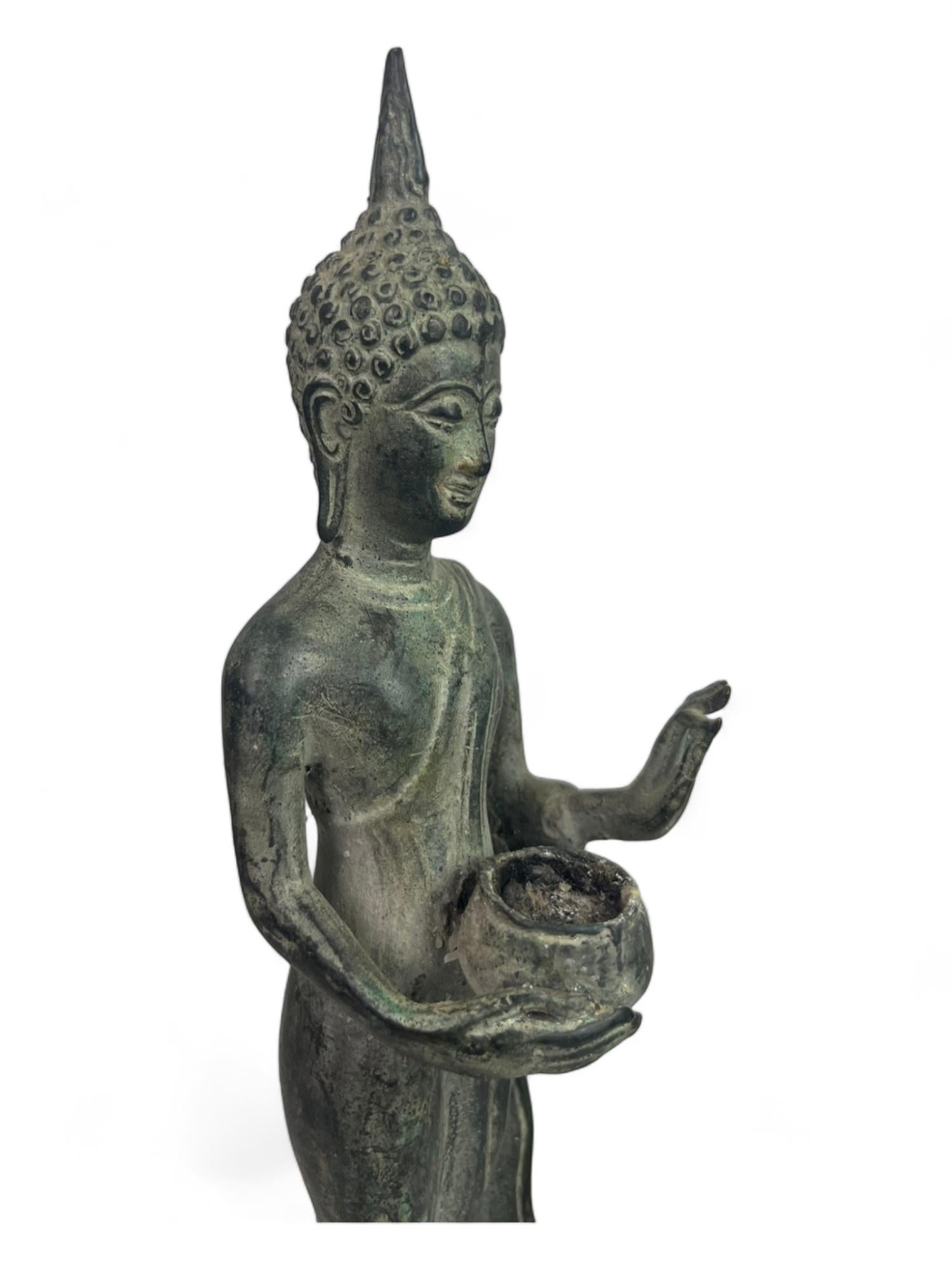 Bronze Statuette de Bouddha marchant en bronze, style Sukhotaï, Thaïlande 19e en vente