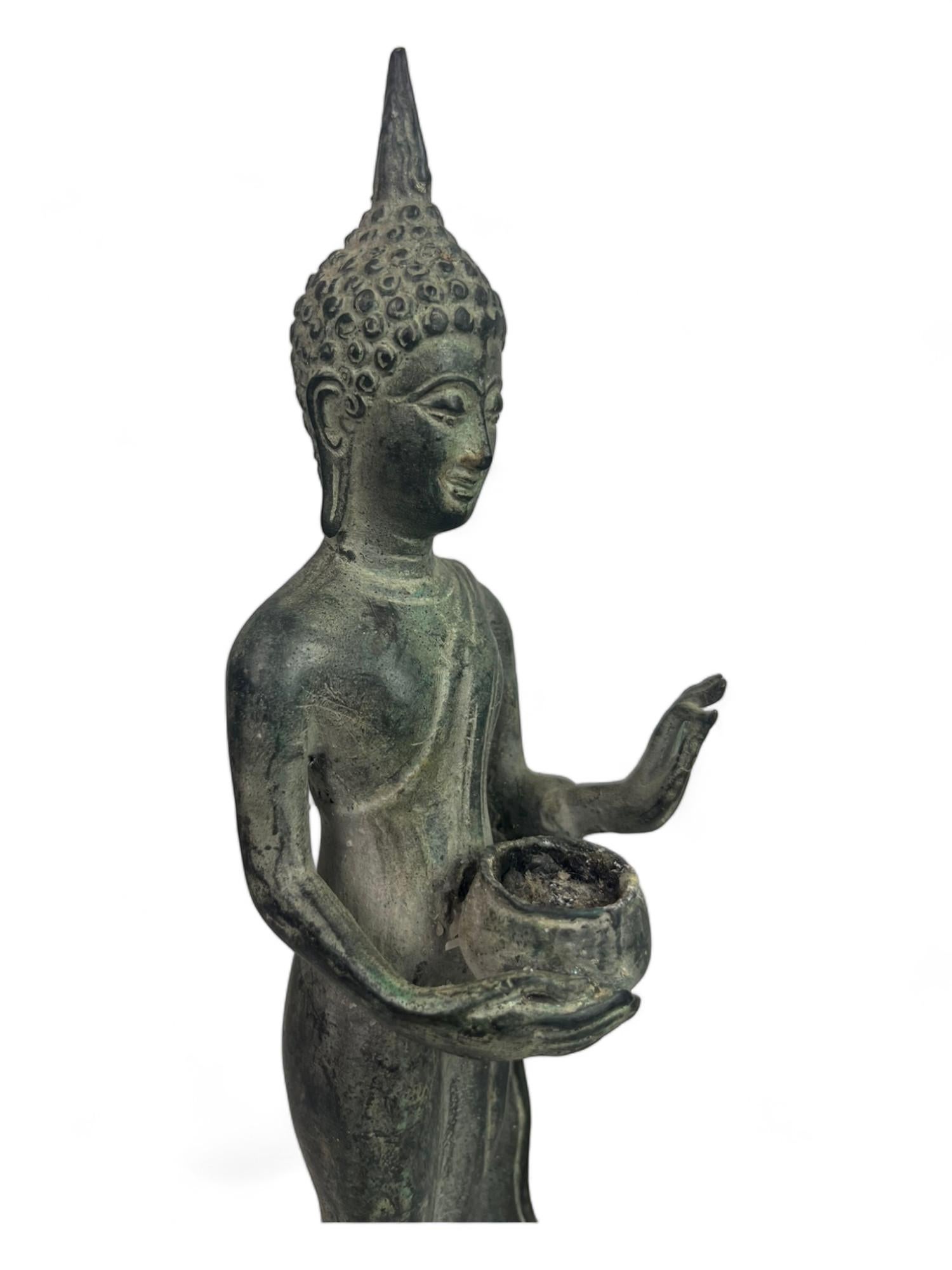 Statuette de Bouddha marchant en bronze, style Sukhotaï, Thaïlande 19e en vente 1