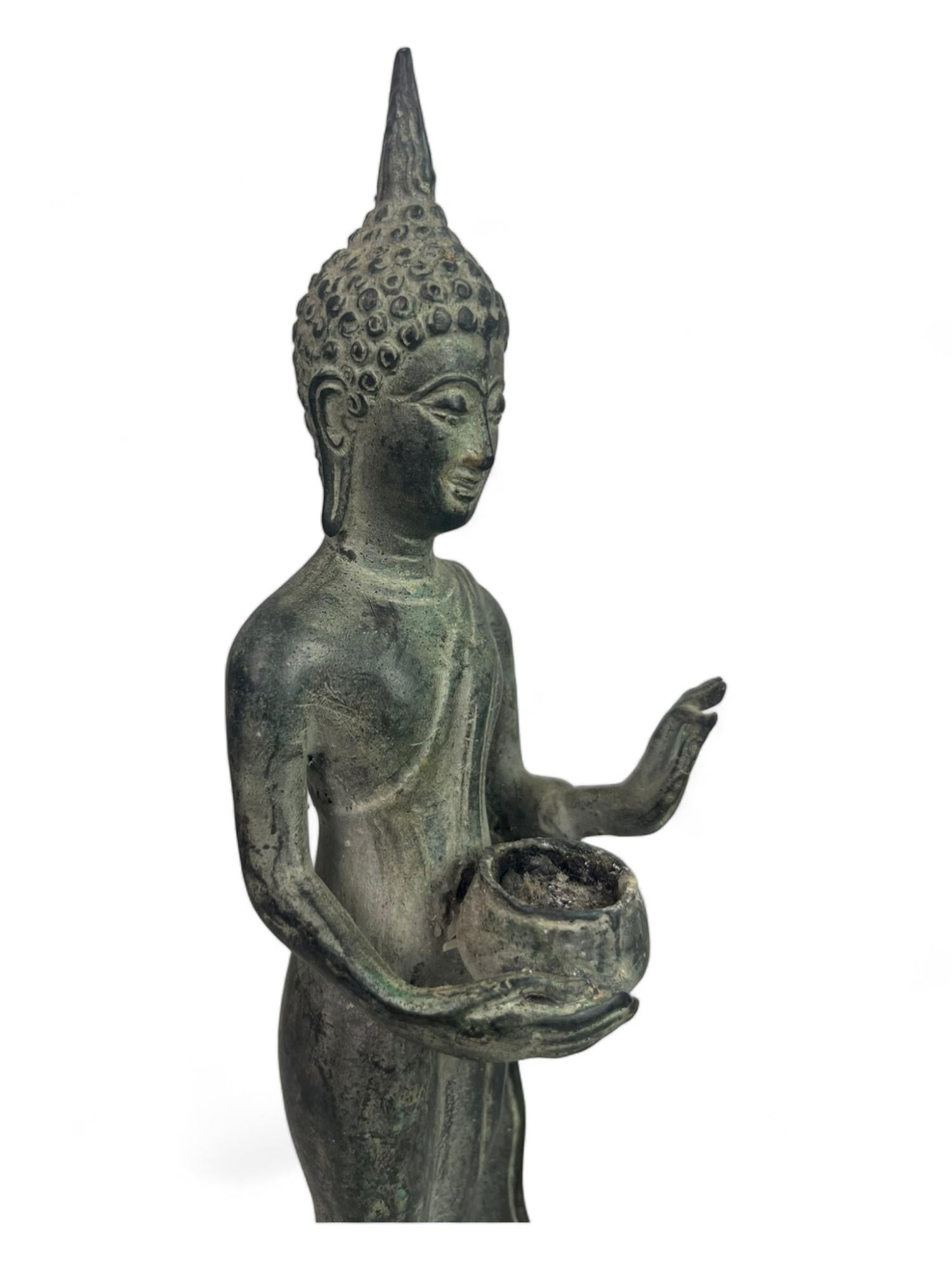 Statuette de Bouddha marchant en bronze, style Sukhotaï, Thaïlande 19e en vente 2