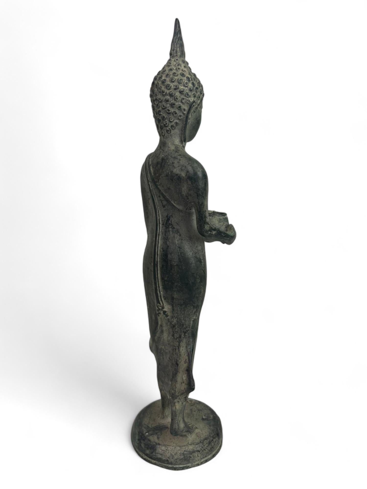 Statuette de Bouddha marchant en bronze, style Sukhotaï, Thaïlande 19e en vente 3