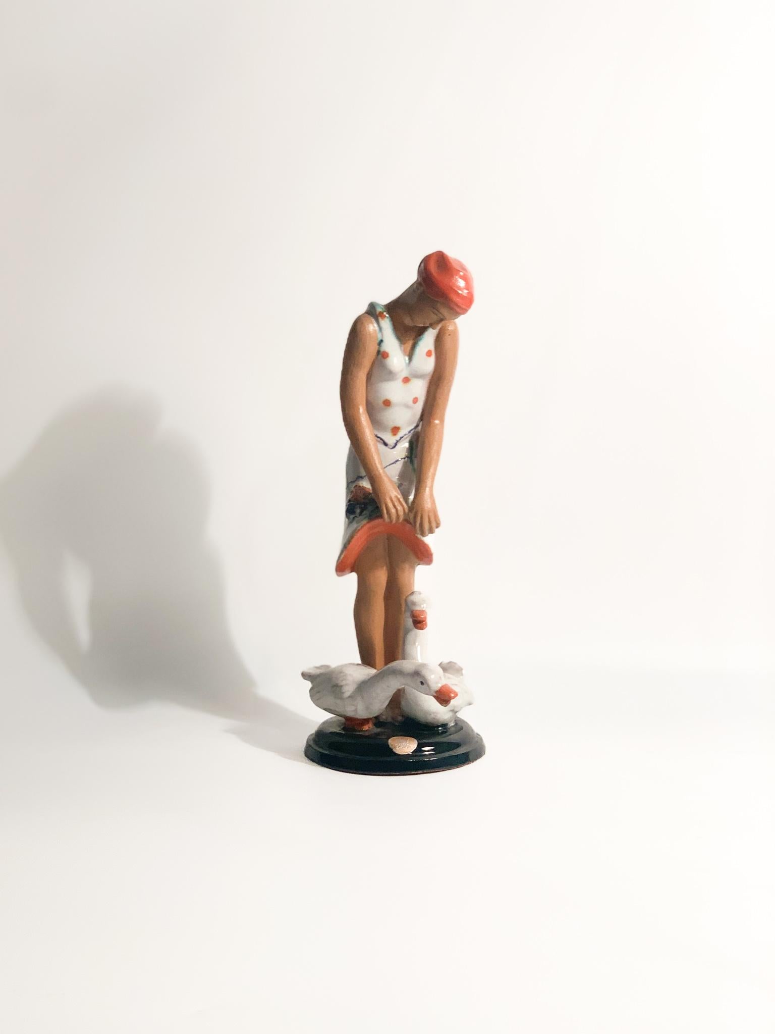 Statuina decò di figura femminile con oche, realizzata in Ceramica di Brandi negli anni '40

Ø cm 12 h cm 25