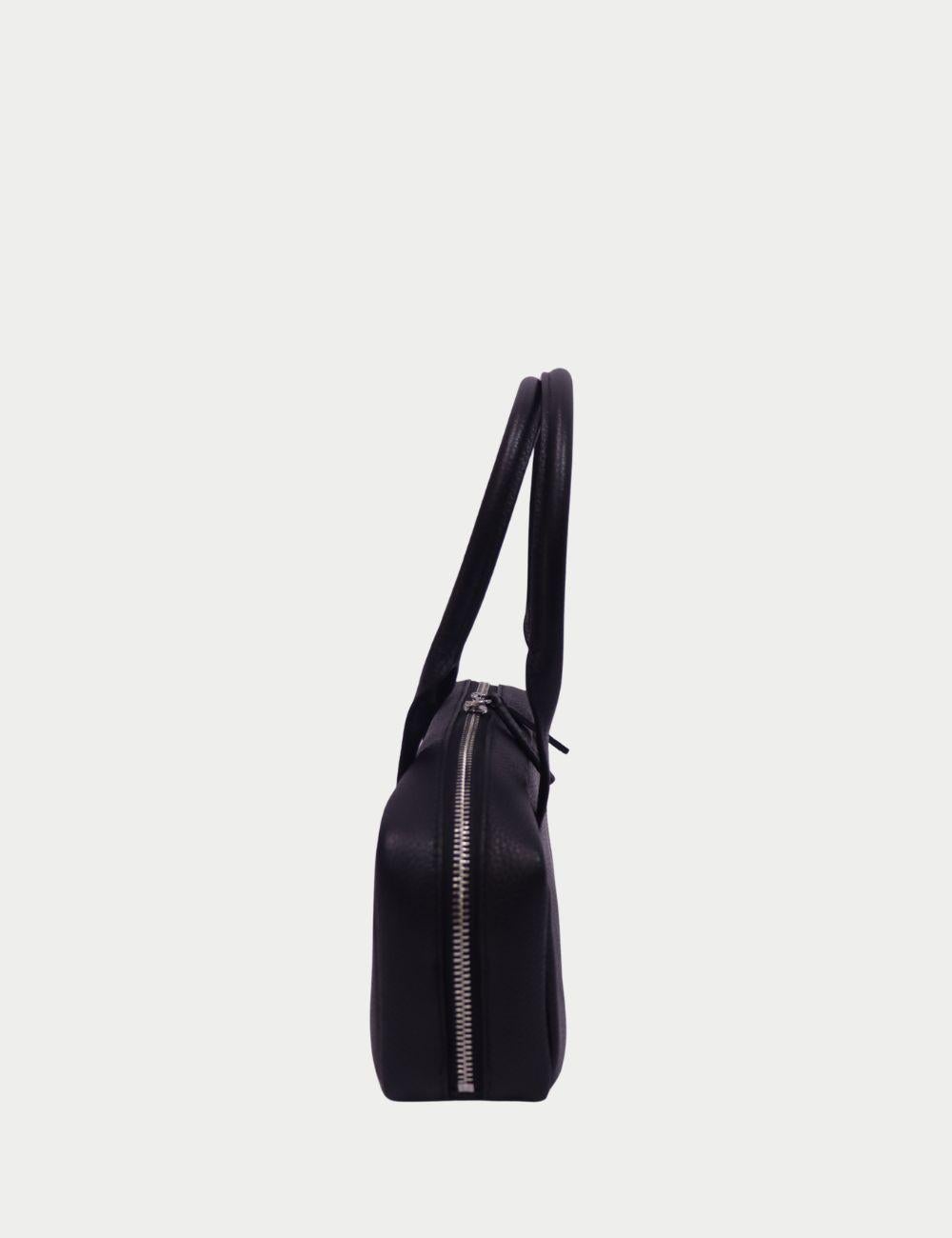 Eleva la tua collezione di accessori con questa borsa a tracolla rettangolare in pelle nera di Staud, un mix perfetto di linee pulite e design contemporaneo. Conosciuta per la sua estetica minimalista e audace, Staud offre pezzi senza tempo che