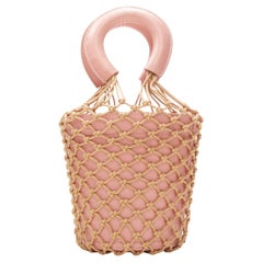 STAUD Moreau Eimertasche aus rosa Leder mit Netzgriff aus Macreme