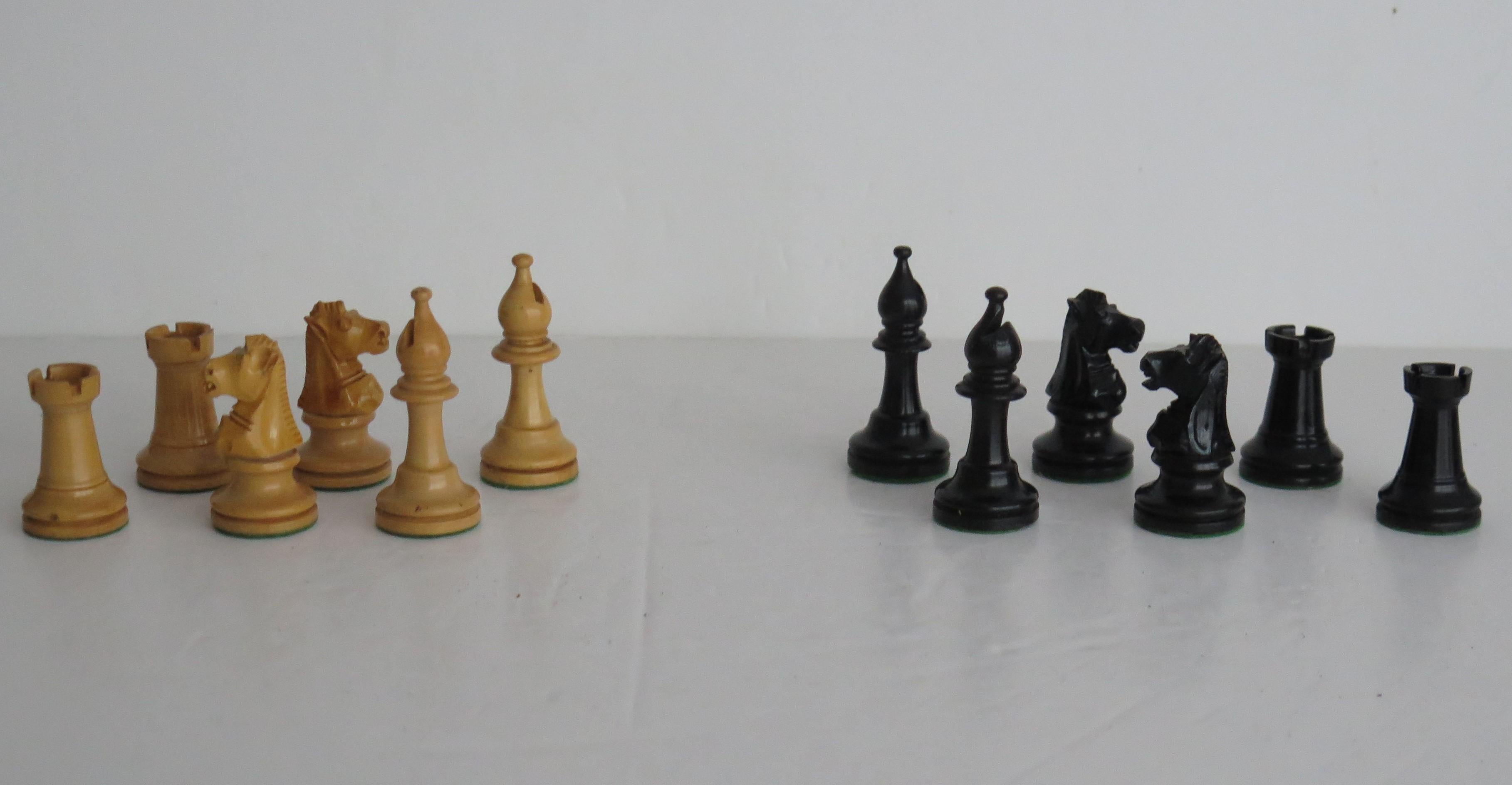 Staunton Fierce Knight Weighted Chess Set 6.5cm Kings Carved oak Box, Ca 1920 In Good Condition In Lincoln, Lincolnshire