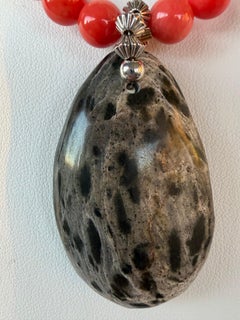 Pendentif en schiste à staurolite, corail, verre vintage, pyrite, pierre de lave, collier en acier inoxydable