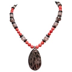 Pendentif en schiste à staurolite, corail, verre vintage, pyrite, pierre de lave, collier en acier inoxydable