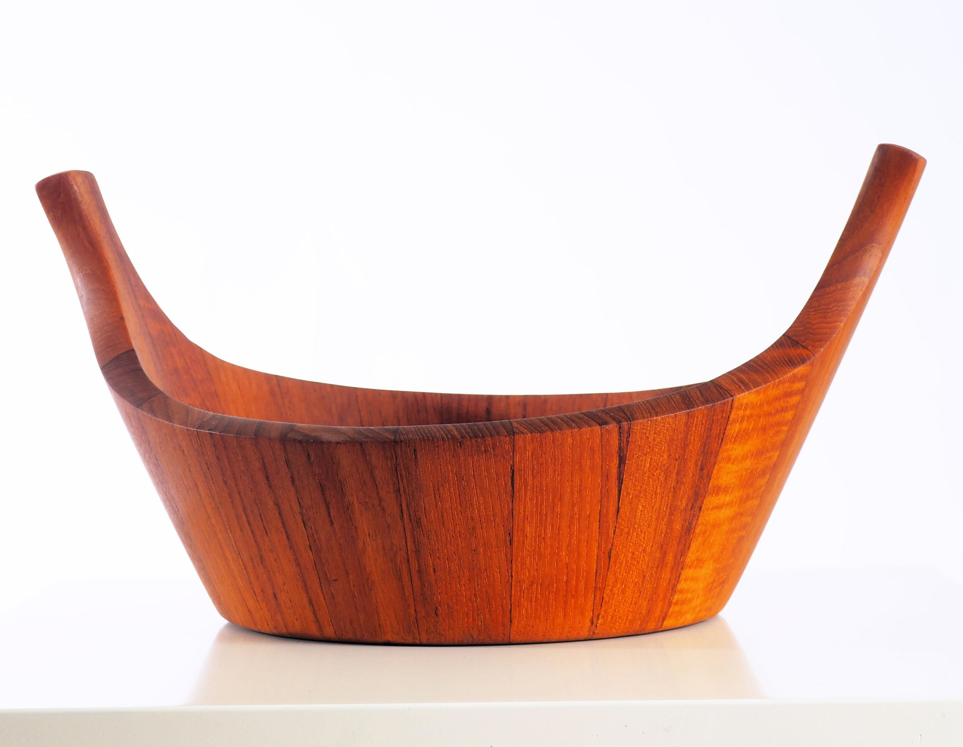 Staved bowl in massive teak by Jens Harald Quistgaard. Quistgaard designed the bowl for his own company Dansk Designs and was inspired by traditional Scandinavian rural wooden crafts. 