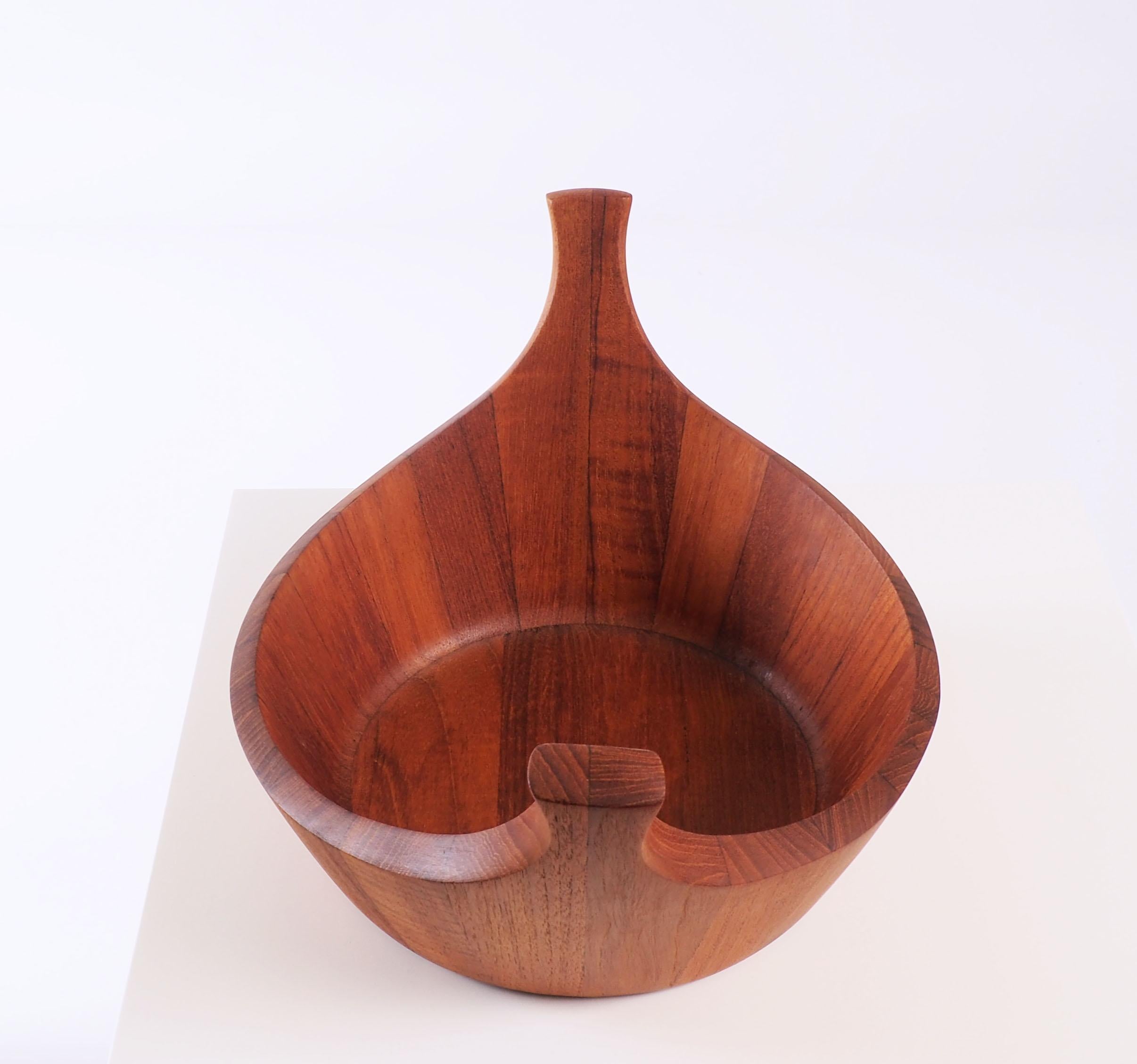 Cuenco de teca labrada del diseñador danés Jens Harald Quistgaard mediados del siglo XX en venta