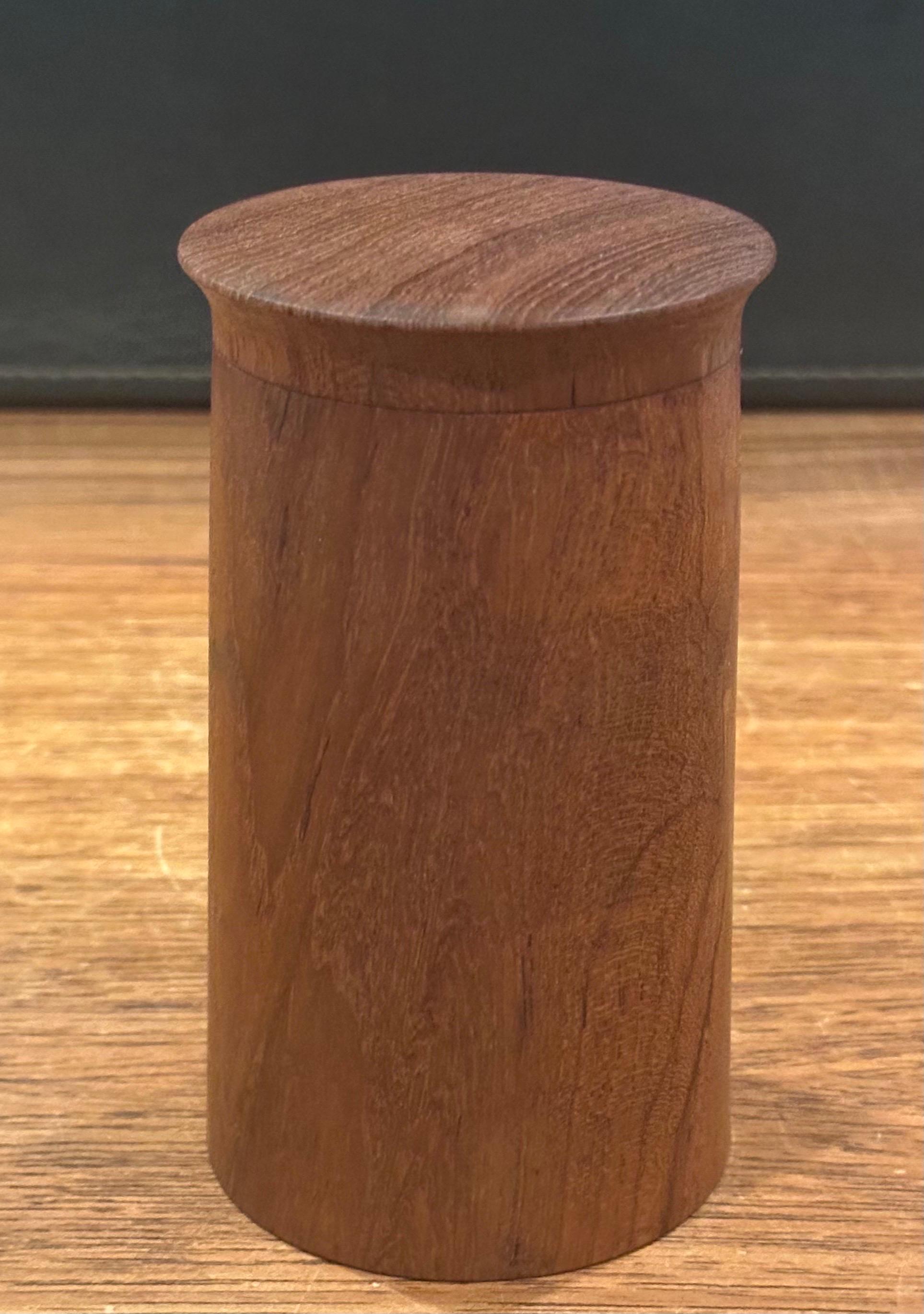 Staved-Kastenbehälter aus Teakholz mit Deckel von Ole Hansen im Zustand „Gut“ im Angebot in San Diego, CA