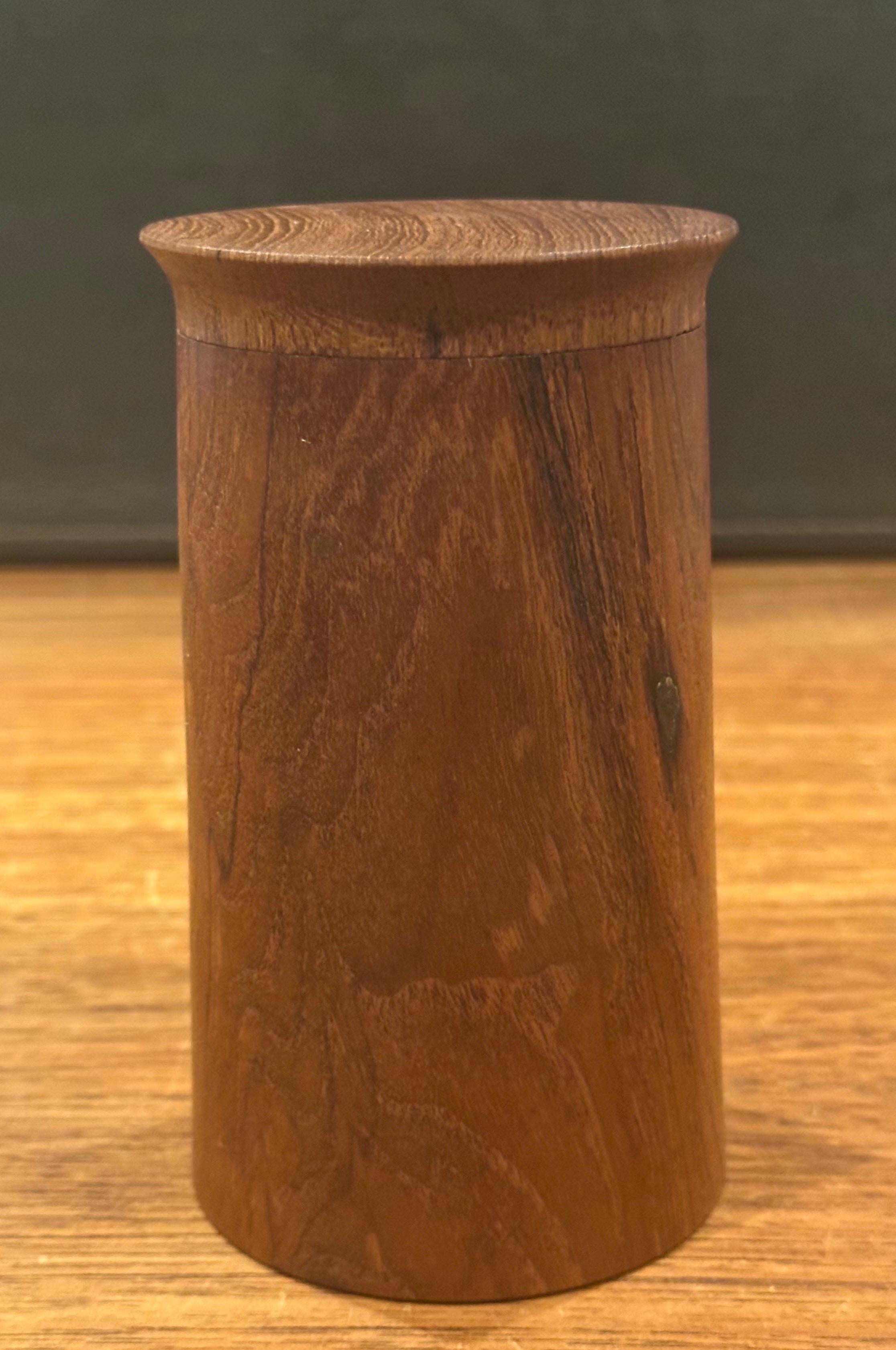 Staved-Kastenbehälter aus Teakholz mit Deckel von Ole Hansen (20. Jahrhundert) im Angebot