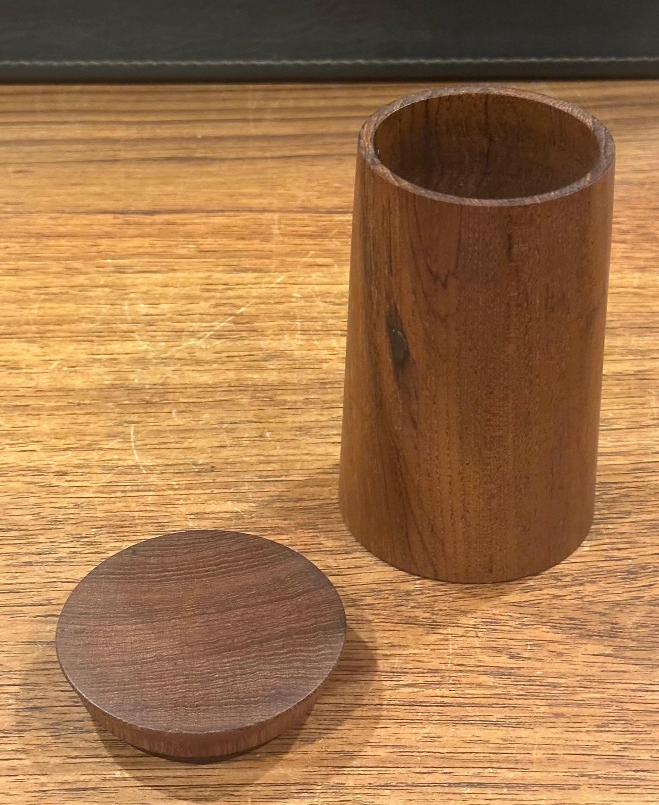 Staved-Kastenbehälter aus Teakholz mit Deckel von Ole Hansen im Angebot 1
