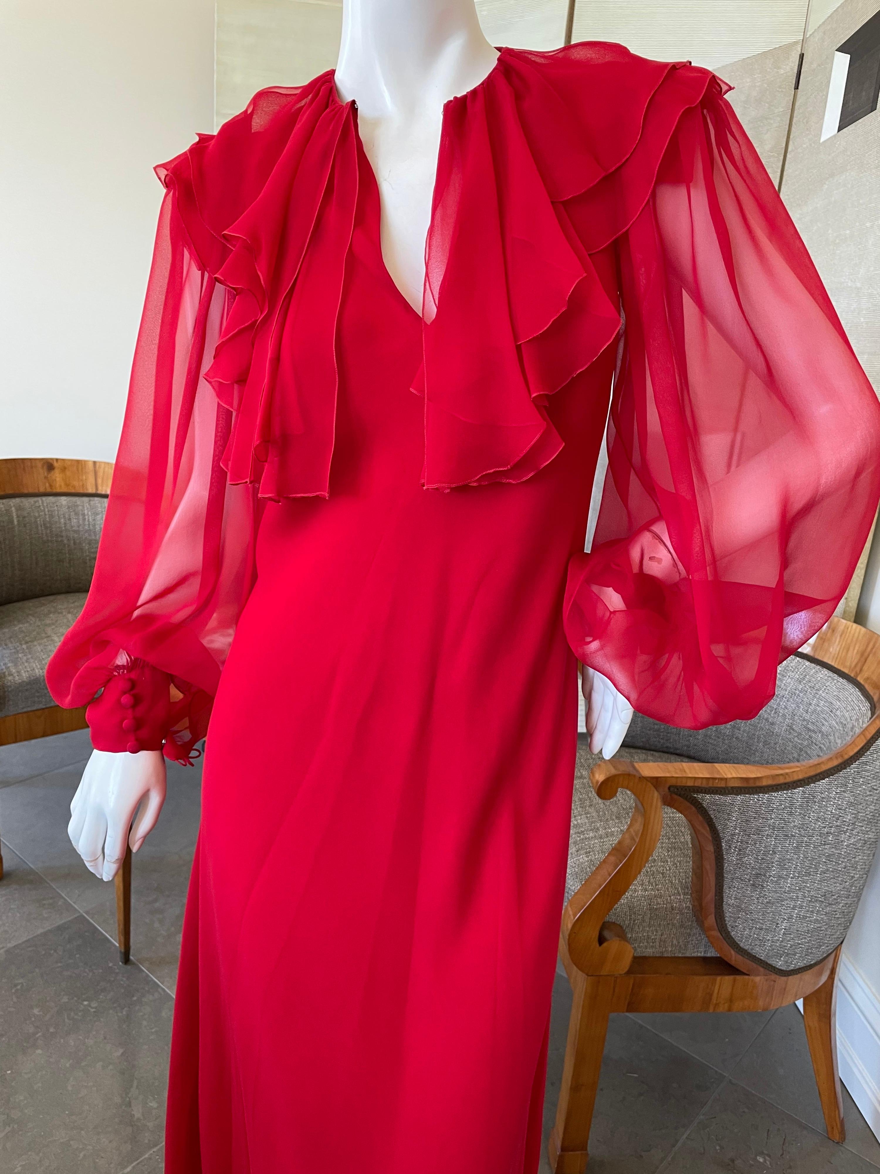  Stavropoulos Vintage 1970's Red Sheer Silk Chiffon Kleid mit Bishop Ärmeln.
George Stavropoulos war ein New Yorker Designer griechischer Abstammung, der für seine fließenden, vom antiken Griechenland inspirierten Chiffon-Abendkleider bekannt